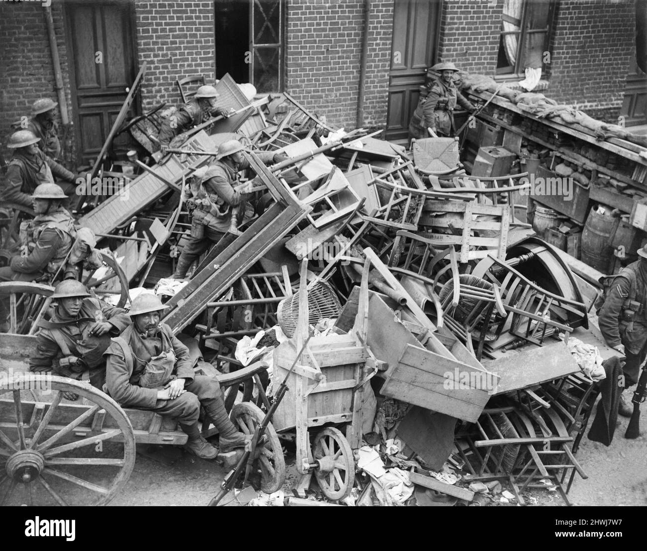 Hommes du Middlesex Regiment tenant une barricade de rue à Bailleul, le 15 avril 1918, juste avant la chute de la ville pendant l'opération Georgette Banque D'Images