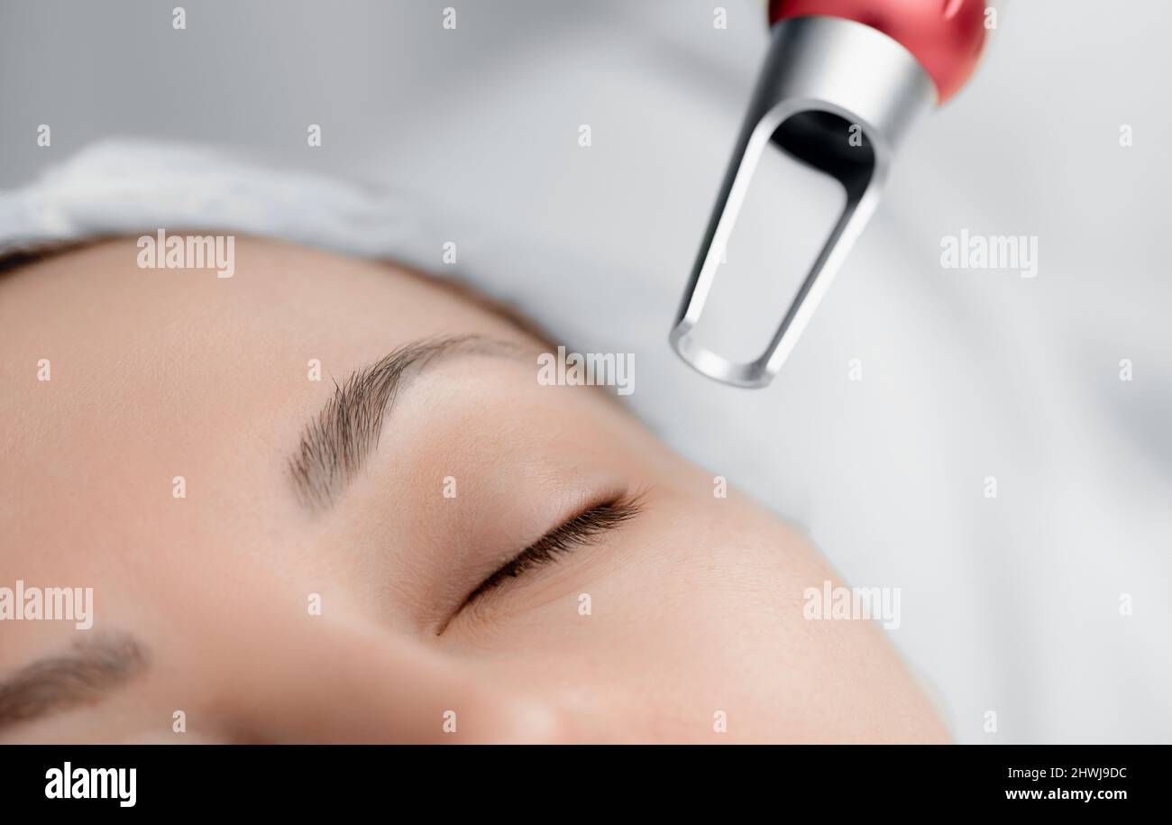 Retrait au laser du maquillage permanent sur les cils du visage de la jeune femme en salon. Concept rajeunissement procédure soins de la peau. Banque D'Images