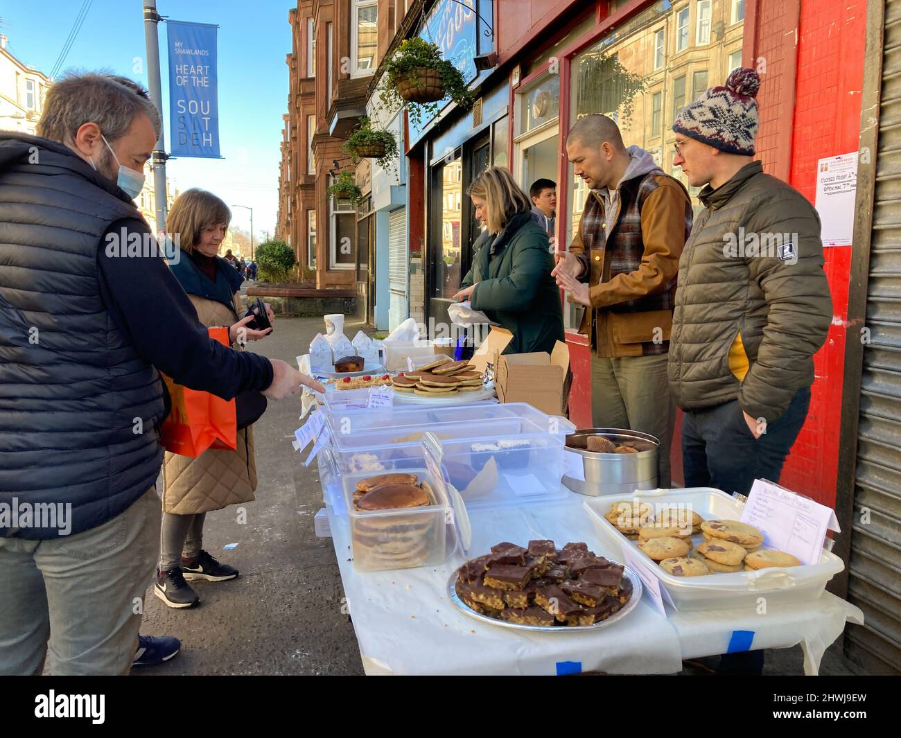 Glasgow, Royaume-Uni, 6th mars 2022. Les foules se rassemblent pour acheter des produits de boulangerie, des gâteaux et du pain à la boulangerie Deanston, propriété du boulanger ukrainien Yuriy Kachak, et tous les revenus sont versés à des œuvres caritatives travaillant dans une Ukraine déchirée par la guerre, à Shawlands, Glasgow, Écosse, le 6 mars 2022. Crédit photo : Jeremy Sutton-Hibbert/Alay Live News. Banque D'Images