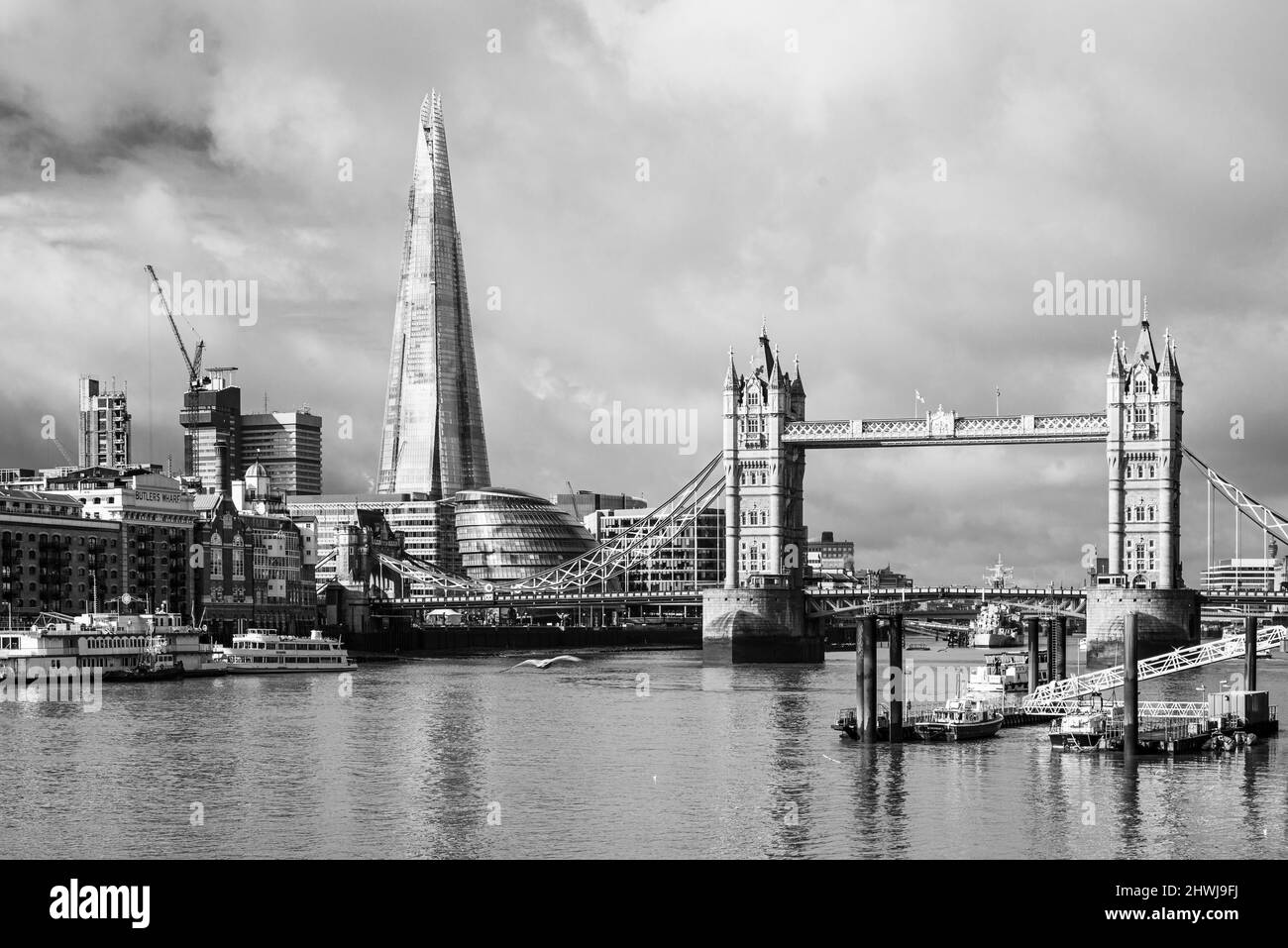 Photographie en noir et blanc du Tower Bridge de Londres, du Shard & Butlers Wharf Banque D'Images