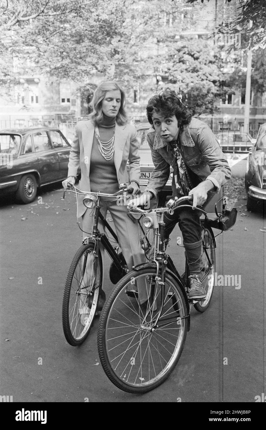 Paul et Linda McCartney en 1972. L'ex- Beatle Paul McCartney et sa femme Linda ont pris le public par surprise dans la région de St. Johns Wood où ils vivent. Paul et Linda, lorsque le temps le permet, se rendent aux studios d'enregistrement d'Abbey Road, dans le nord de Londres, en vélo, où ils terminent leur nouveau single et travaillent sur leur album. Paul et Linda, dont le groupe Wings enregistre régulièrement dans les studios du nord de Londres, en utilisant des méthodes de transport orthodoxes, croient qu'en allant travailler à vélo, ils se gardera en forme. Photo prise le 8th octobre 1972 Banque D'Images