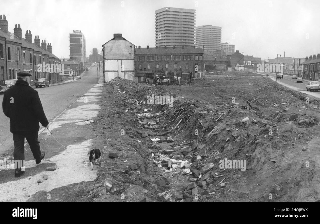 L'un des espaces ouverts qui est apparu dans la région de Hillfields à Coventry, où des maisons ont été démolies. Les résidents locaux pensent que la région devrait être paysagée. Le sol a été mis à la terre afin d'empêcher tout stationnement non autorisé.31st mars 1971 Banque D'Images