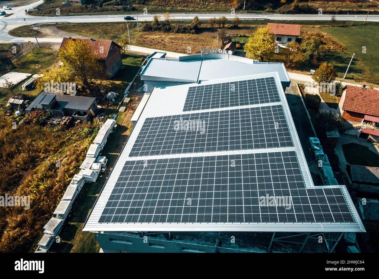 Centrale solaire moderne et renouvelable sur le toit d'une installation de production moderne en Bosnie-Herzégovine, en Europe Banque D'Images