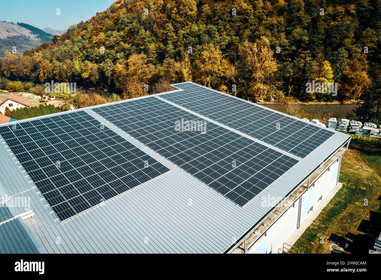 Centrale solaire moderne et renouvelable sur le toit d'une installation de production moderne en Bosnie-Herzégovine, en Europe Banque D'Images