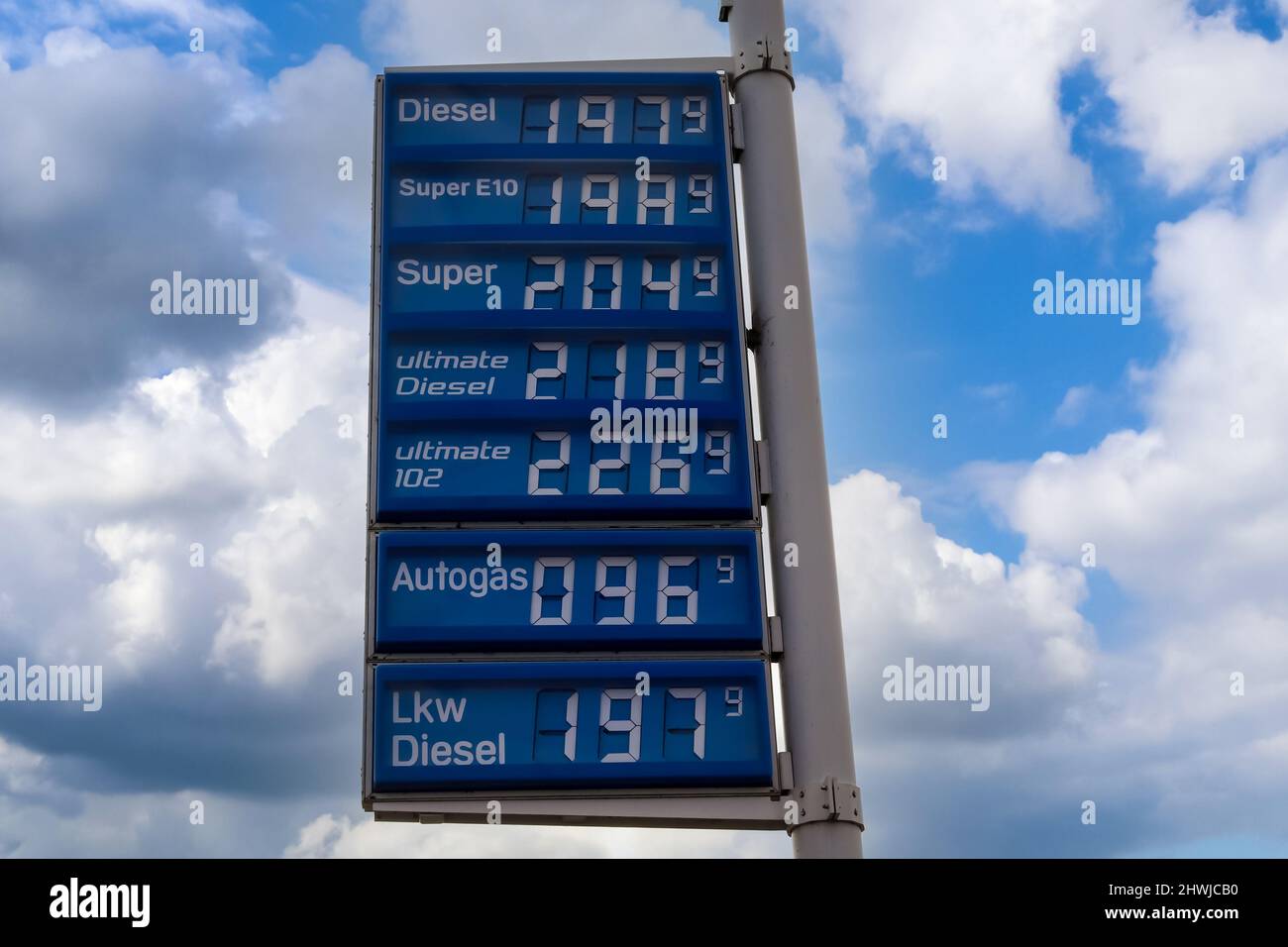 Logo et prix du carburant d'ARAL en Allemagne. Aral est une marque de carburants automobiles et de stations-service Banque D'Images