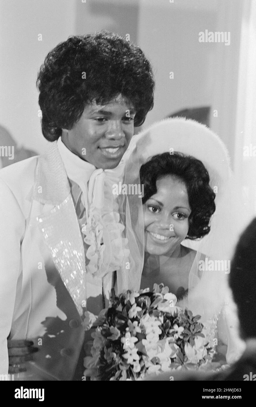 Jermaine Jackson, chanteuse du groupe pop Jackson Five, avec sa nouvelle mariée Hazel Joy Gordy le jour de leur mariage, dans un hôtel de Hollywood, Los Angeles, Californie, le samedi 15th décembre 1973. Le père de Hazel possède l'étiquette Motown qui gère tous les enregistrements du groupe, Banque D'Images