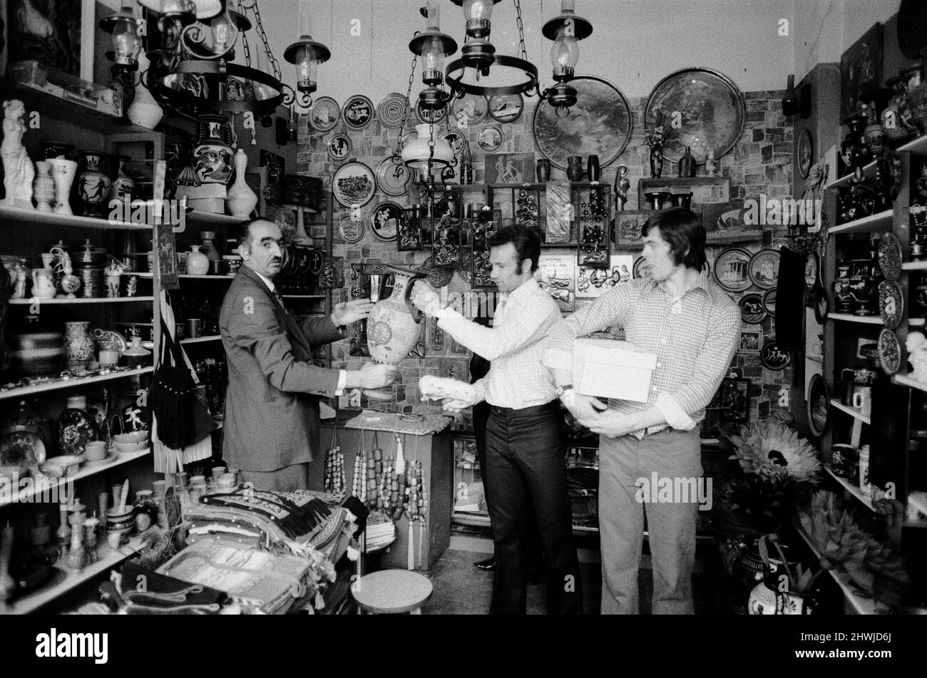 Les joueurs de Leeds United achètent des cadeaux dans un magasin local alors qu'ils se promètent dans la ville de Salonike avant leur match final de la coupe des champions de l'Europe 1973 contre l'AC Milan au stade Kaftanzoglio à Thessalonique, en Grèce. Leeds a perdu 0-1 dans la finale à la suite de quelques décisions controversées par l'arbitre grec Christos Michée. 15th mai 1973. Banque D'Images