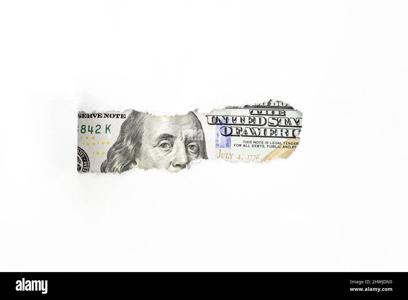 Économie, épargne et dollar américain. Gros plan de la facture dans un trou de papier déchiré. Vue du dessus avec espace de copie Banque D'Images