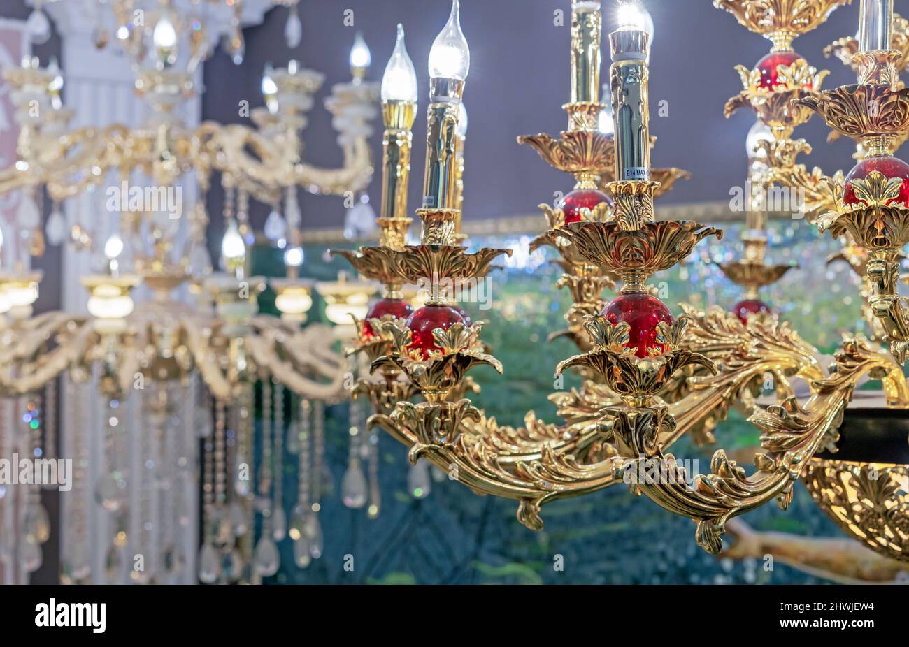 Chandelier en bronze avec chandeliers et boules de cristal rouge. Banque D'Images