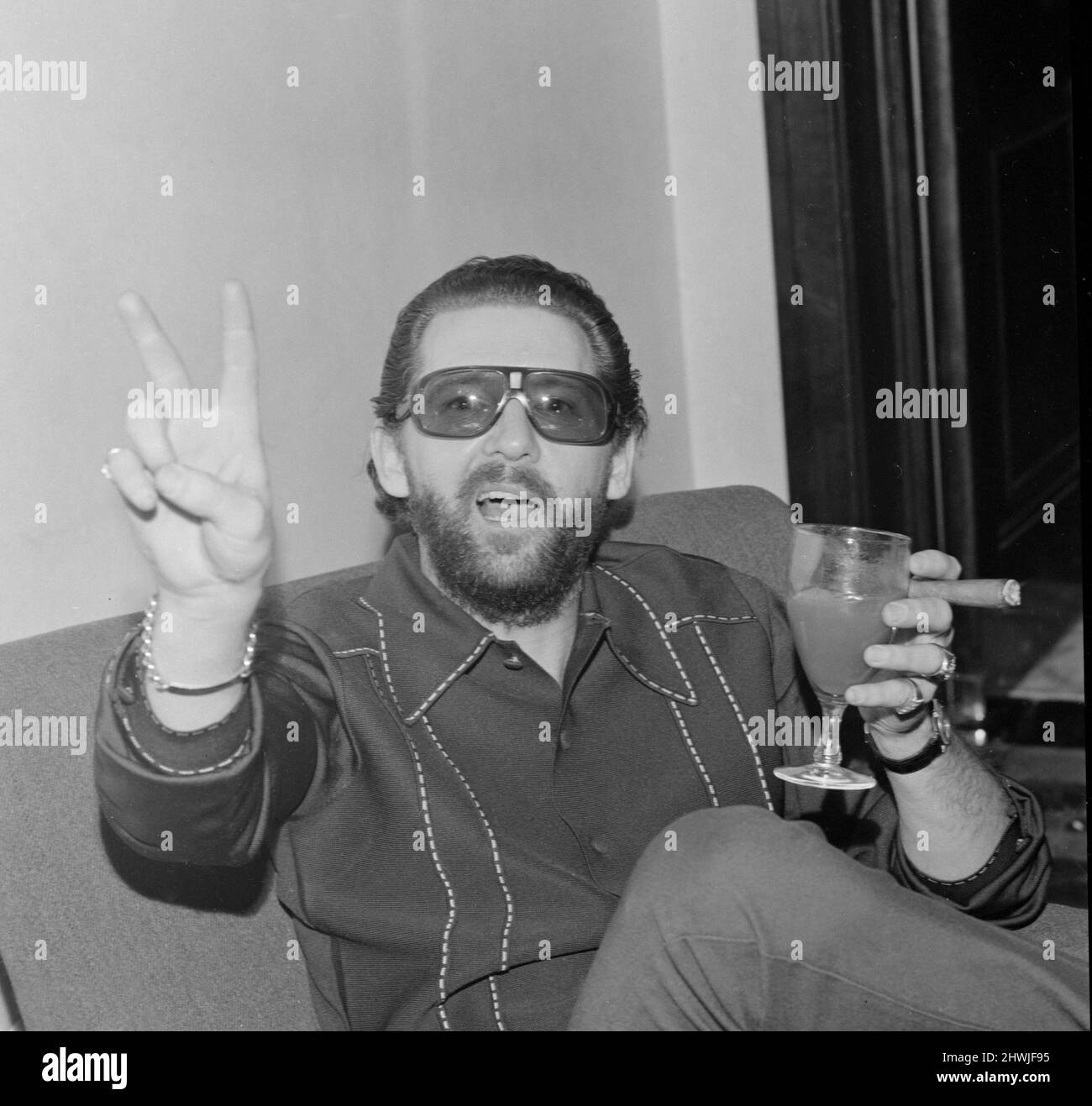 Le chanteur et musicien américain de rock et de rock Jerry Lee Lewis se détend dans sa suite d'hôtel à Londres.25th avril 1972. Banque D'Images
