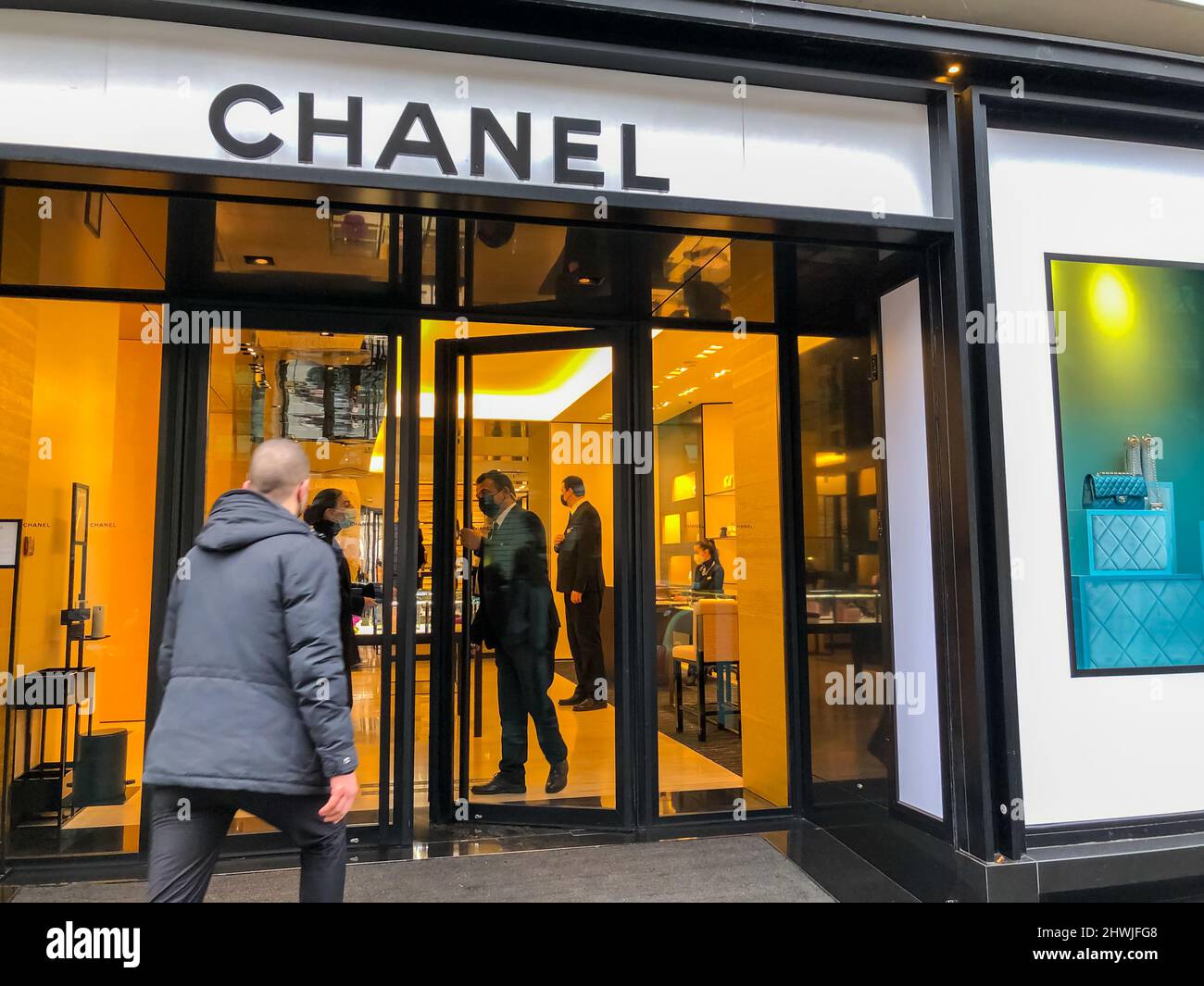 Paris, France, boutiques de mode de luxe, magasin Chanel, avenue Montaigne,  Homme entrant dans la porte Photo Stock - Alamy
