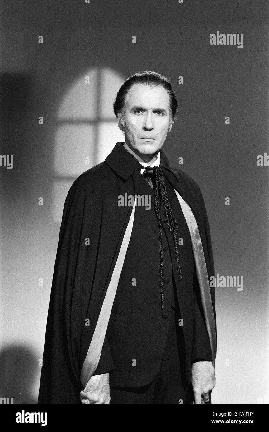 Christopher Lee, photographié pour poster, habillé comme personnage Dracula dans le film Dracula A.D. 1972, à Elstree Studios, Hertfordshire, 24th octobre 1971. Banque D'Images