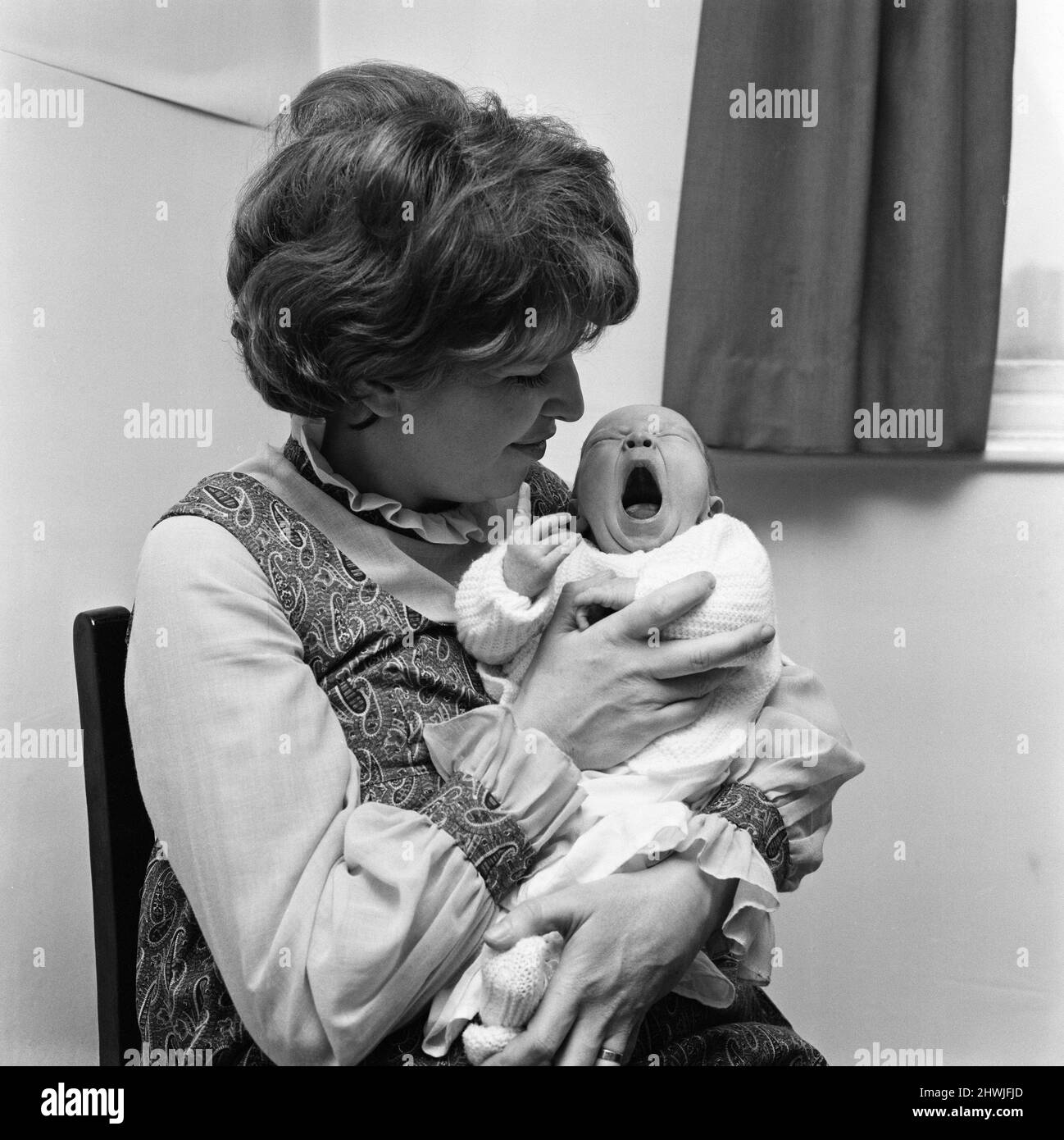 L'actrice Anne Reid chez elle à Manchester avec son bébé fils. 23rd novembre 1971. Banque D'Images