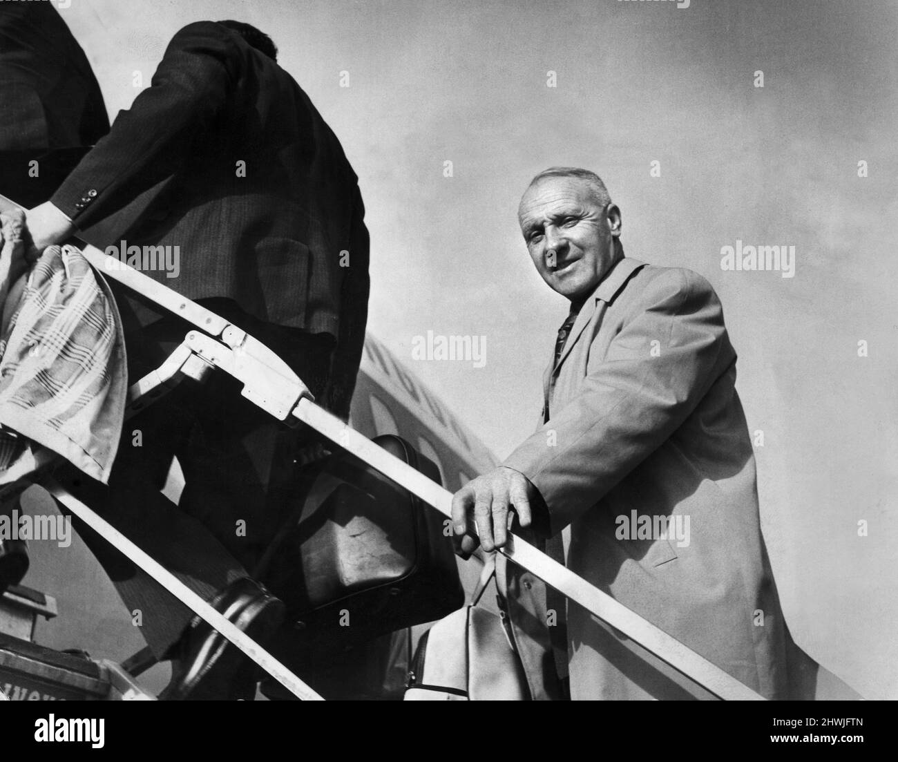 Bill Shankly, directeur de Liverpool, monte à bord de l'avion à l'aéroport de Speke, Liverpool pour le vol vers la Yougoslavie où son équipe prendra le Red Star Belgrade lors du match de la coupe d'Europe deuxième tour First Leg.Red Star Belgrade a battu Liverpool par deux buts à un dans les deux jambes pour les éliminer du tournoi. 24th octobre 1973. Banque D'Images