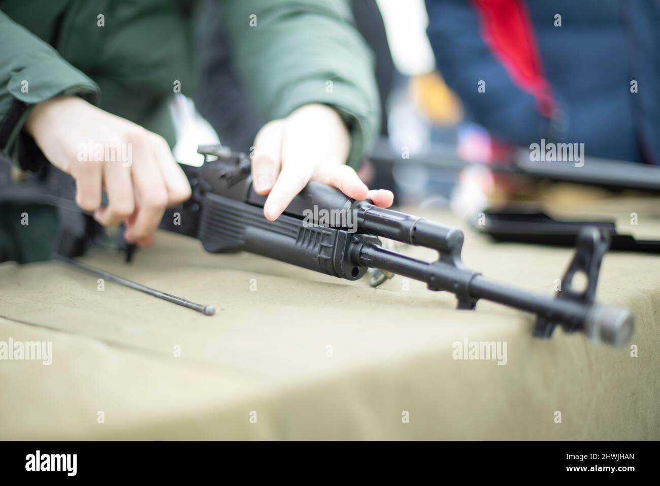 Nettoyage des armes à feu leçon militaire en Russie. Les enfants apprennent à manier des armes. Détails de l'entraînement dans l'armée. Banque D'Images