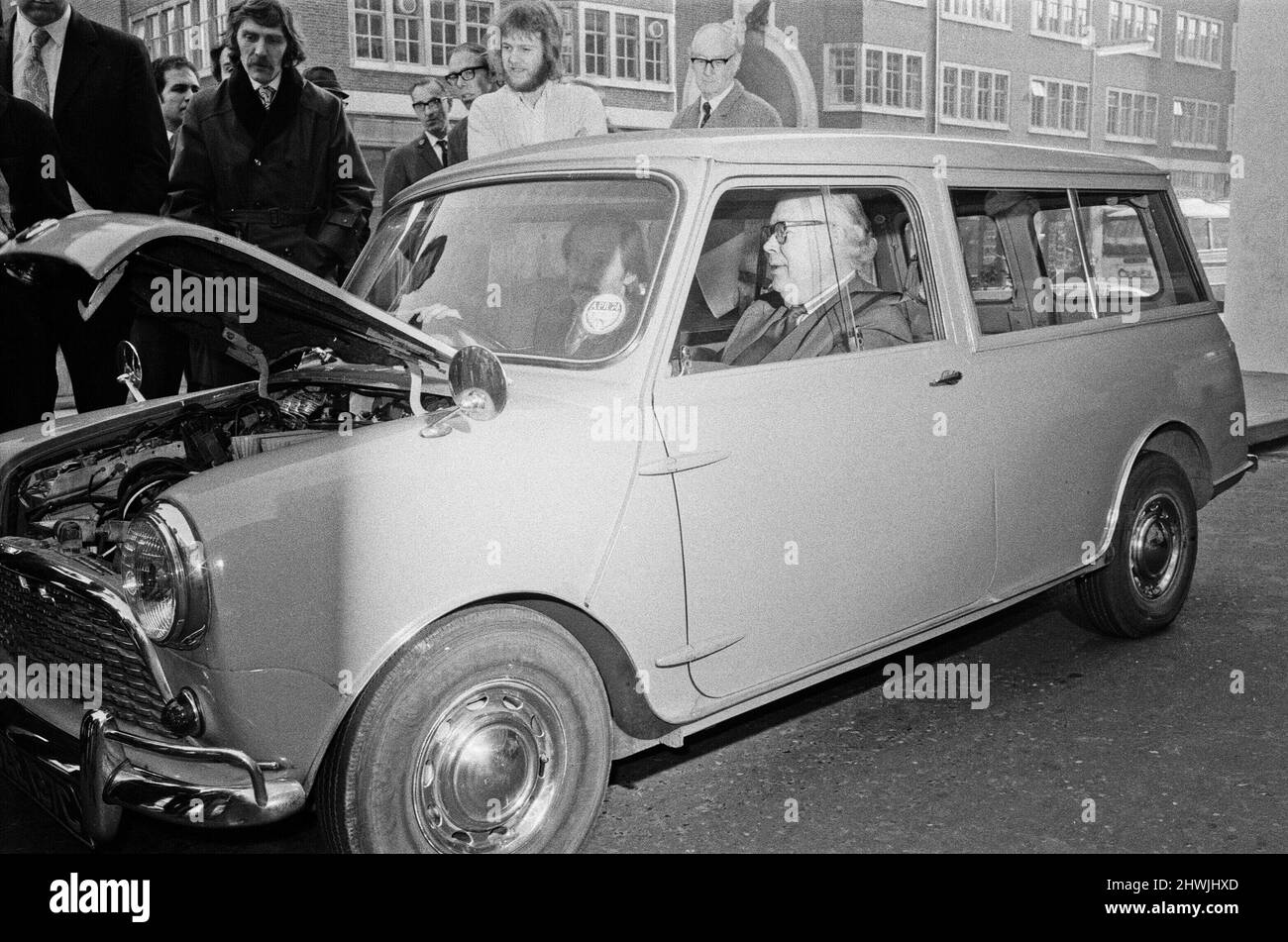 La presse et les spectateurs intéressés inspectent le nouveau mini électrique de M. Geoffrey Rippon. M. Geoffrey Rippon, ministre de l'Environnement, a pris aujourd'hui la livraison d'un mini-appareil électrique dans les bureaux du ministère de la rue Marsham. Son premier voyage officiel dans le mini-voyageur conduit par un chauffeur a été à Downing Street pour voir le Premier ministre, où (dans un autre cadre de cet ensemble) Mme Thatcher qui venait d'arriver dans sa grande limousine a pris un moment de pause alors qu'elle a vu le mini arriver à Downing Street. Photo prise le 21st novembre 1973 Banque D'Images