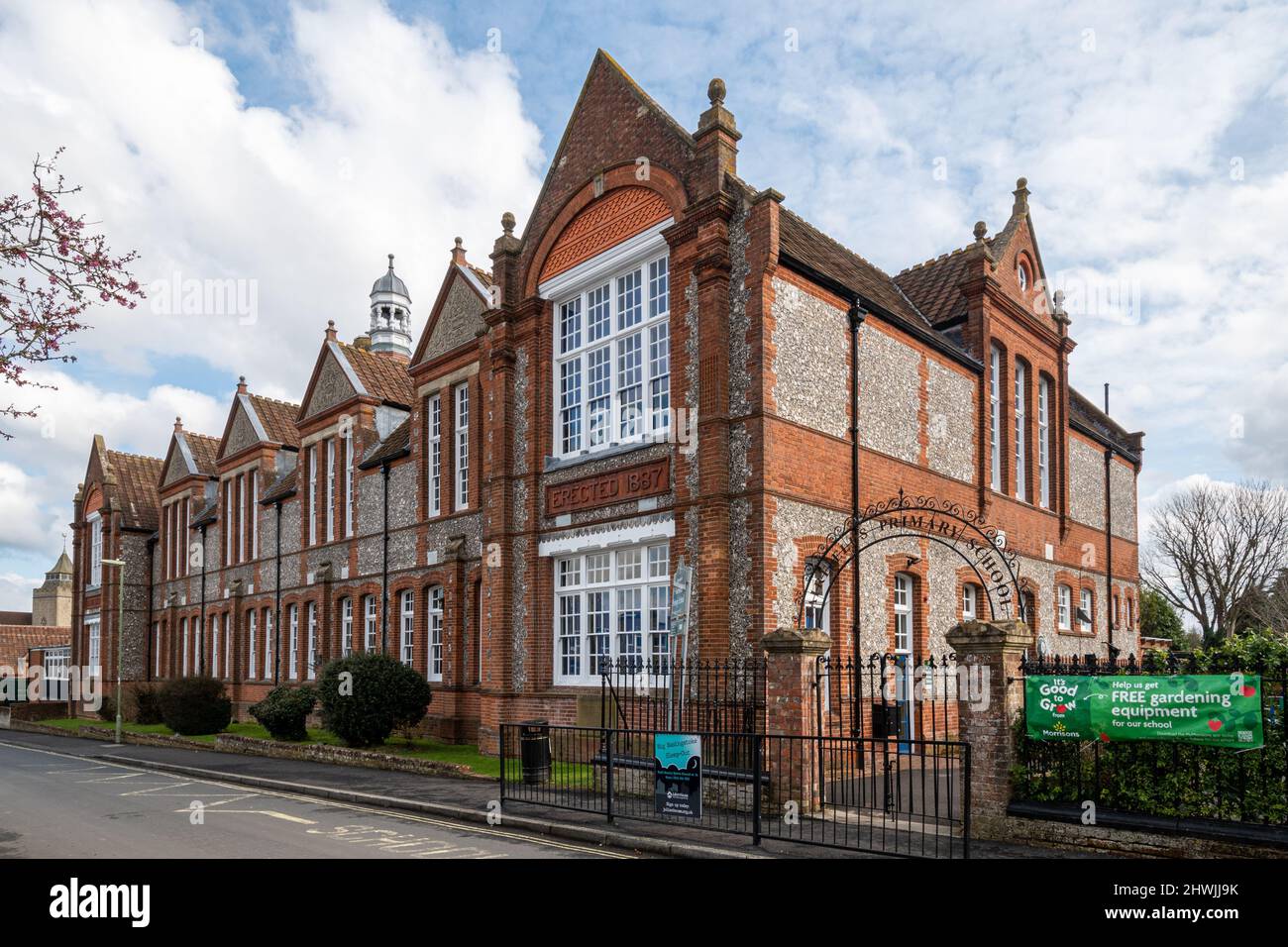 École primaire de Fairfields dans la ville de Basingstoke, Hampshire, Angleterre, Royaume-Uni. Extérieur du bâtiment victorien en brique et en flanelle. Banque D'Images