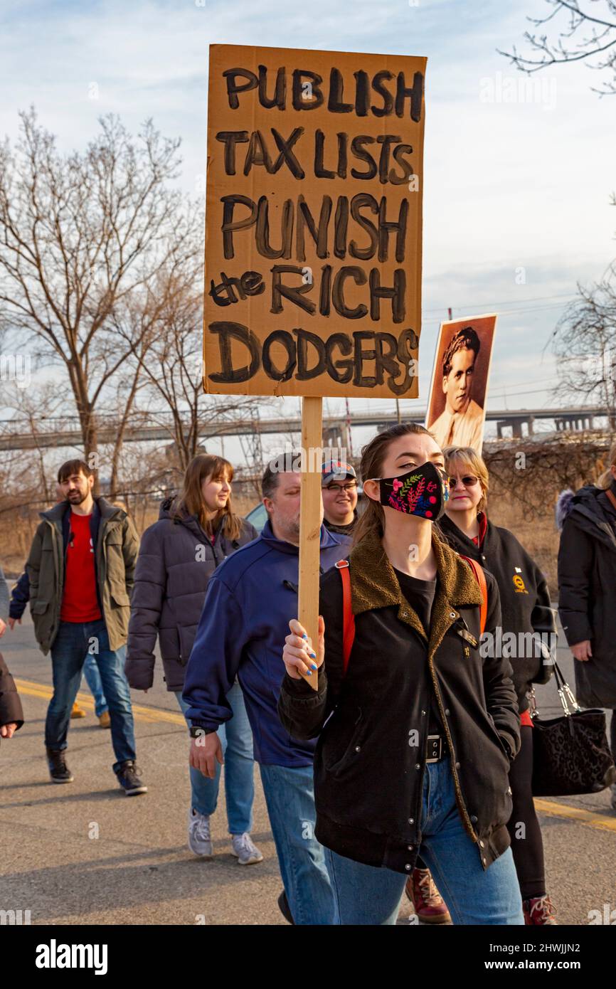 Dearborn, Michigan, États-Unis. 5th mars 2022. Les membres du syndicat ont commémoré le 90th anniversaire de la Marche contre la faim Ford 1932. Avec un taux de chômage de Detroit de 40 % et la moitié des travailleurs de Ford licenciés, 3 000 personnes ont défilé à l'usine de Ford Rouge le 7 mars 1932. Ils ont été accueillis par la police de Dearborn et les gardes de sécurité Ford, qui ont tiré des gaz lacrymogènes et des balles, tuant cinq travailleurs. Crédit : Jim West/Alay Live News Banque D'Images