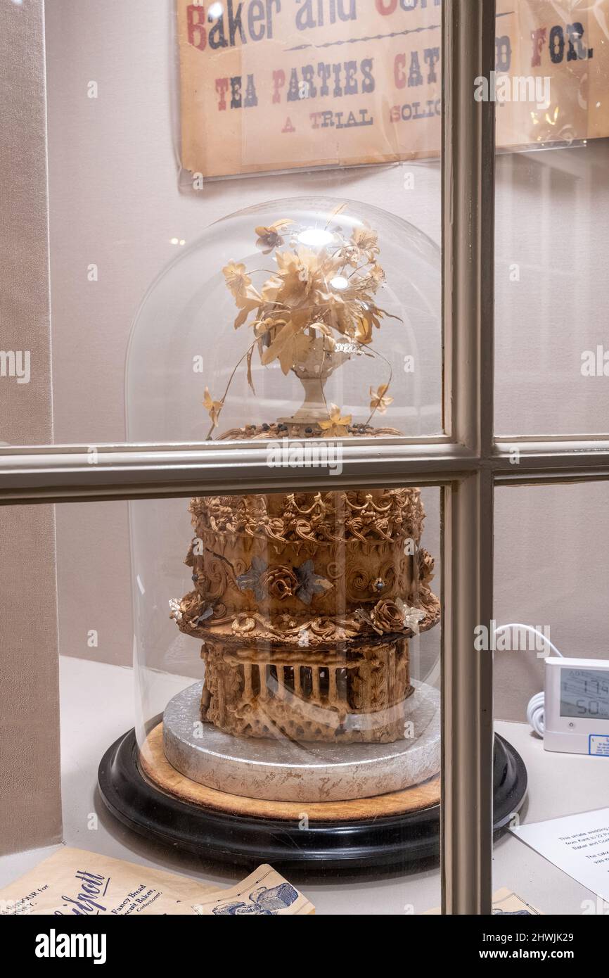 Exposition au Willis Museum & Sainsbury Gallery, Basingstoke, Hampshire, Angleterre, Royaume-Uni. Le plus ancien gâteau de mariage au monde datant de 1898 Banque D'Images