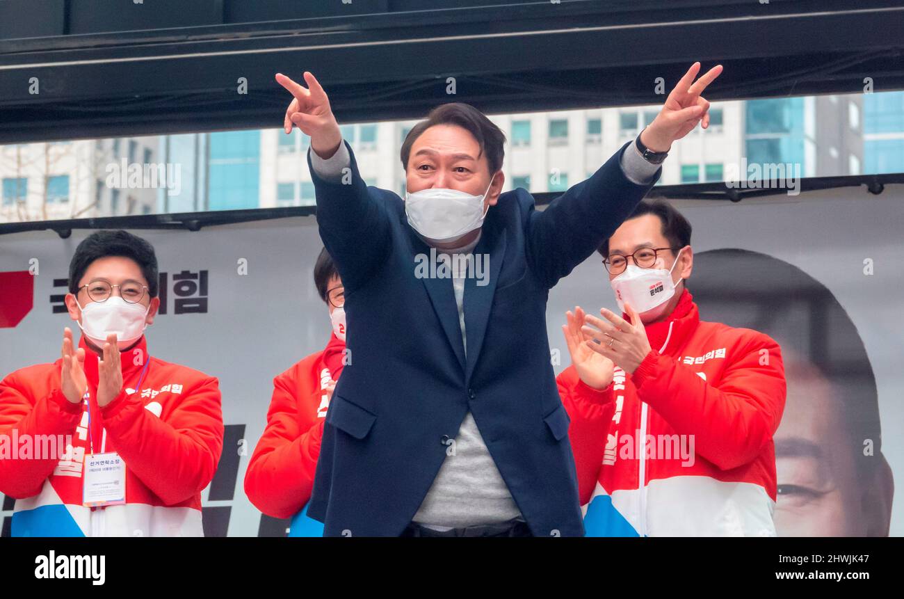 Yoon Suk-Yeol, 26 février 2022 : le principal candidat présidentiel du Parti du pouvoir populaire de la Corée du Sud, Yoon Suk-Yeol, participe à sa campagne à Séoul, en Corée du Sud. L'élection présidentielle de 2022 en Corée du Sud aura lieu le 9 mars. Credit: Lee Jae-won/AFLO/Alay Live News Banque D'Images