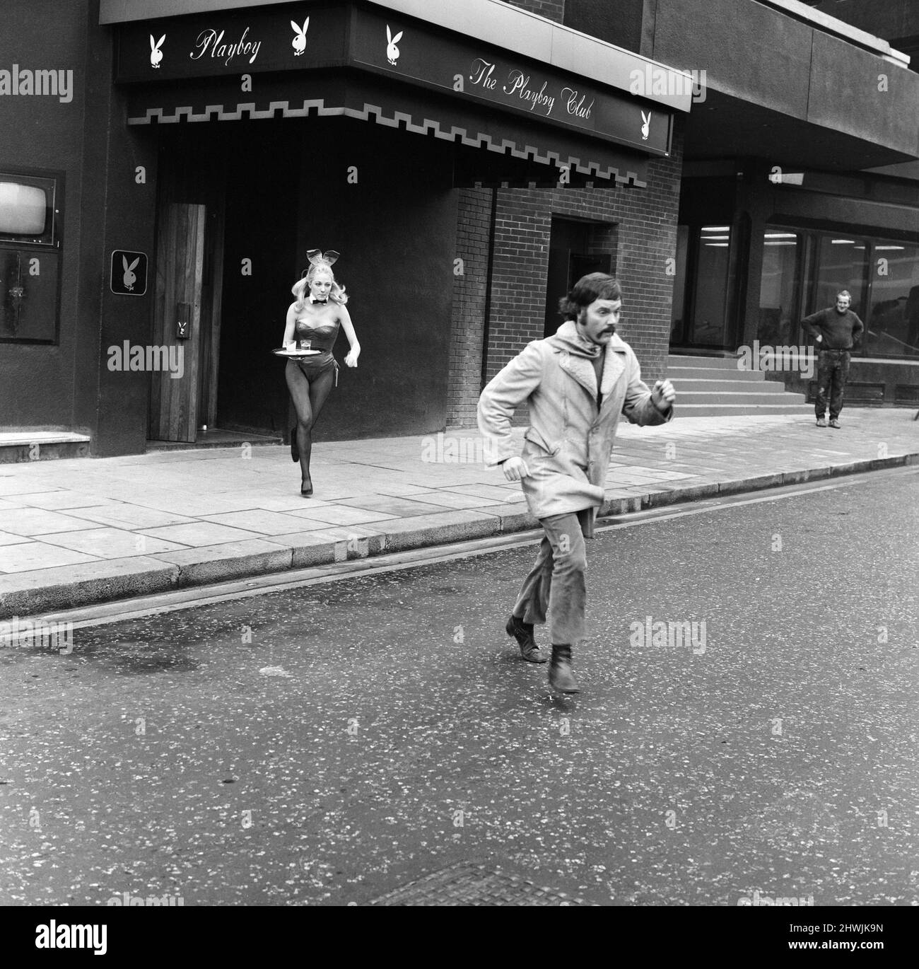 Kenneth Cope étant chassé sur Park Lane par Jennifer Watts. Ils sont en tournage un film à l'extérieur du Club Playboy sur un parfum sur un homme qui ferait n'importe quelle fille le suivre. 9th mars 1971. Banque D'Images