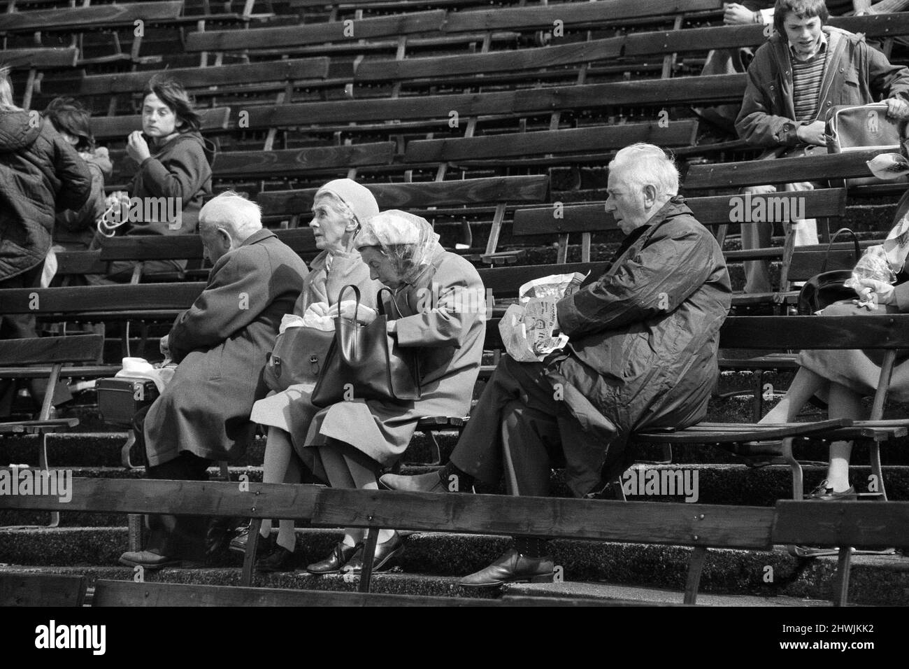 Le dernier match de première classe qui aura lieu à Bramall Lane, Sheffield. Le match de championnat du comté entre l'équipe locale du Yorkshire et du Lancashire s'est terminé par un tirage au sort. Vue générale des spectateurs dans le stand pendant le match. 7th août 1973. Banque D'Images