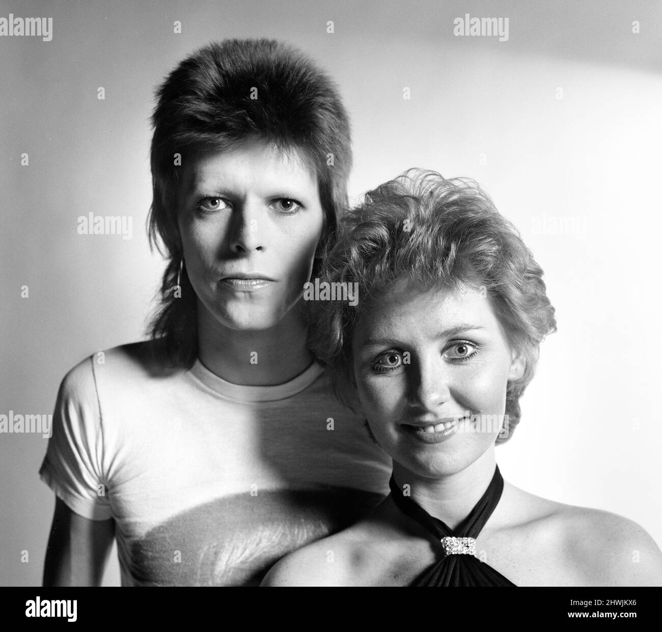 Le chanteur de pop britannique David Bowie pose avec Lulu dans le studio Daily Mirror.27th décembre 1973. Banque D'Images