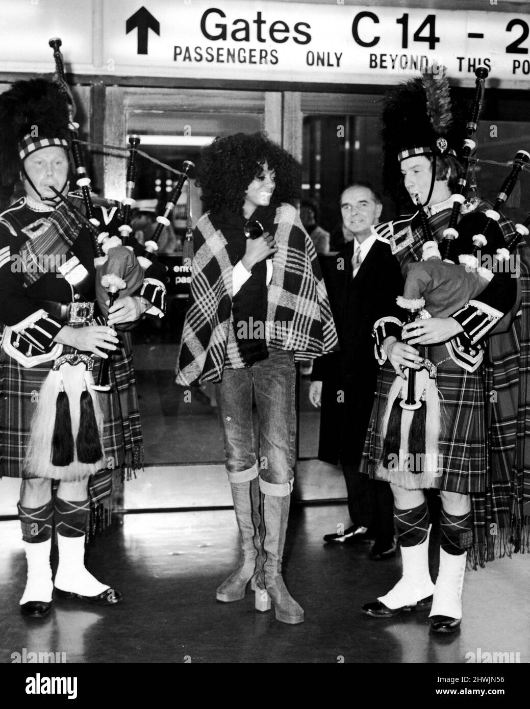Diana Ross à son arrivée en Écosse est accueillie par deux cornemuse. 1st octobre 1973. Banque D'Images