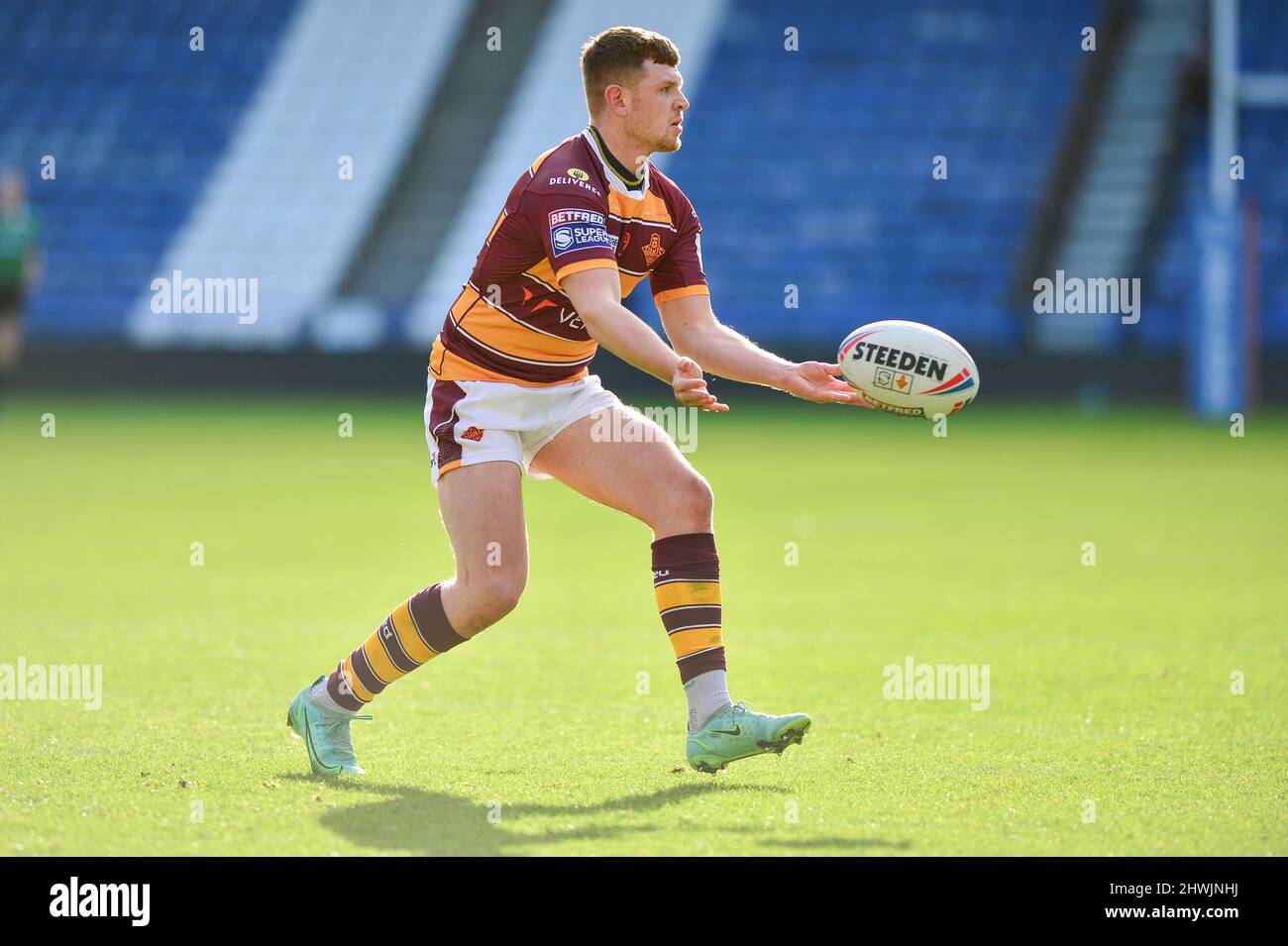 Huddersfield, Royaume-Uni. 6th mars 2022. Olly Russell (23) de Huddersfield Giants en action pendant la ligue de rugby Betfred Super League Round 4 Huddersfield Giants vs Salford Red Devils au stade John Smith, Huddersfield, Royaume-Uni Credit: Dean Williams/Alay Live News Banque D'Images