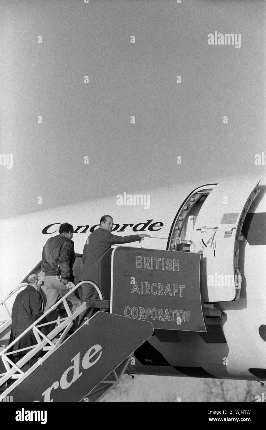 Le duc d'Édimbourg doit voler le Concorde 002 construit par les Britanniques à Mach deux - deux fois la vitesse du son - cet après-midi sur le golfe de Gascogne. Le vol avait été retardé de plus de trois heures lorsqu'une anomalie s'est développée dans le système de freinage alors que l'avion circulait en train de rouler au décollage. Les techniciens ont ensuite remplacé une vanne hydraulique. Le duc d'Édimbourg monte à bord de la Concorde avec Trubshaw, le pilote. 12th janvier 1972. Banque D'Images