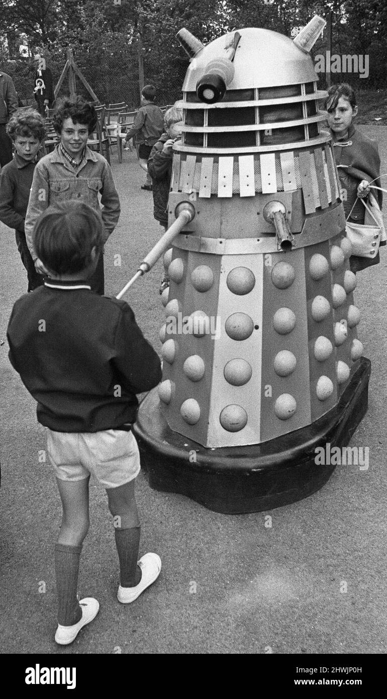 Dr Who's Arch ennemis les Dalek's rendent visite à l'école primaire de Woolhampton dans le Berkshire le 22nd mai 1972. Les enfants semblent avoir beaucoup de plaisir avec leurs nouveaux amis dans le terrain de jeux de l'école. Banque D'Images