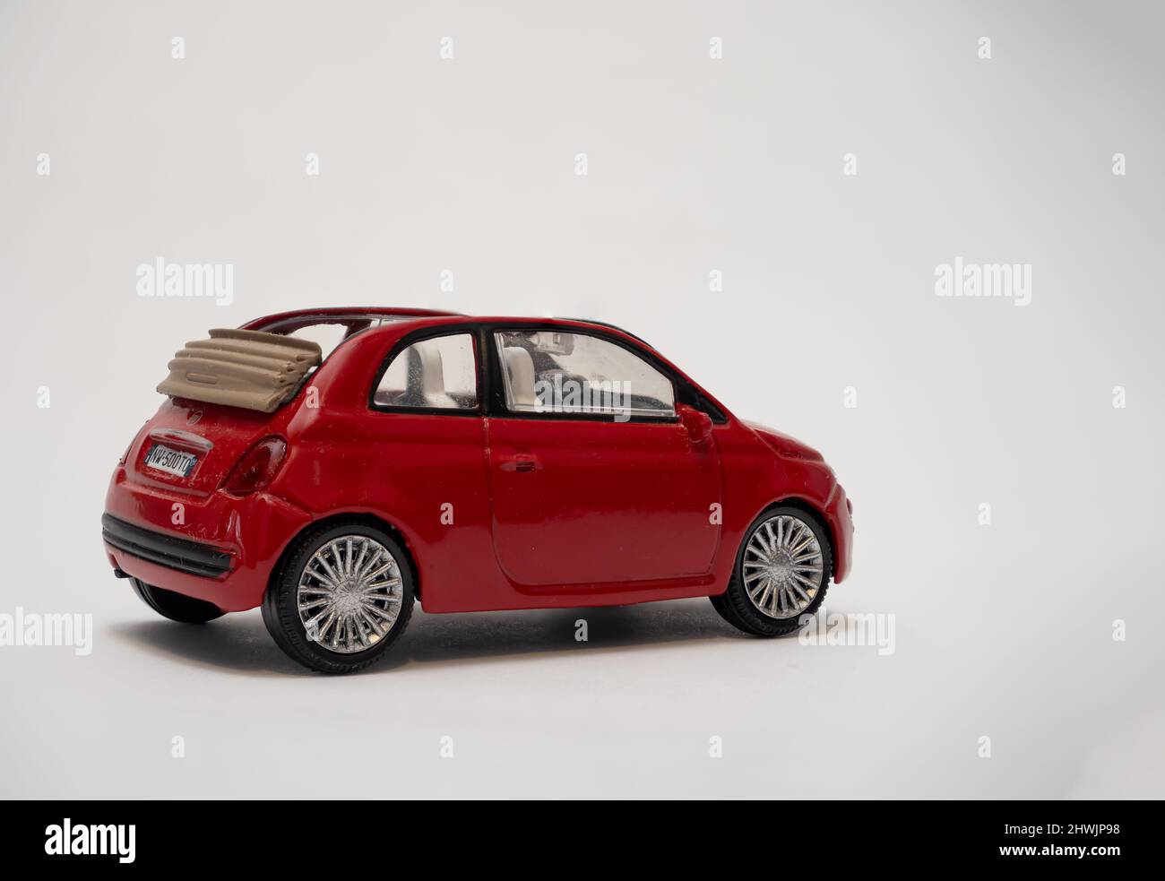 Vue arrière et latérale d'une Fiat 500 rouge 2 portes cabriolet à l'échelle  avec capot rabattable Photo Stock - Alamy