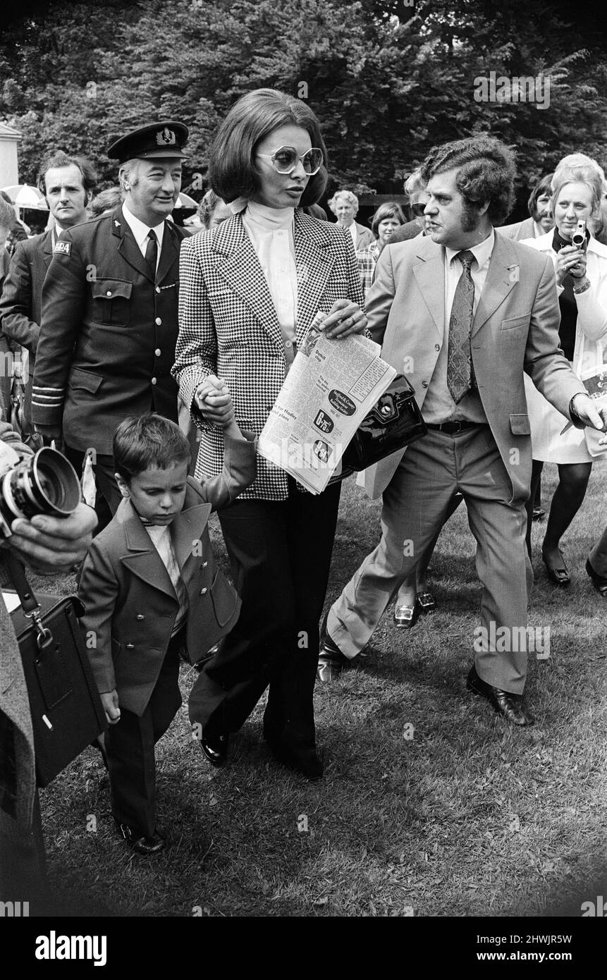 Sophia Loren et son fils, Carlo Ponti Jr., visitent le parc safari des West Midlands à Bewdley, dans le Worcestershire. 24th mai 1973. Banque D'Images