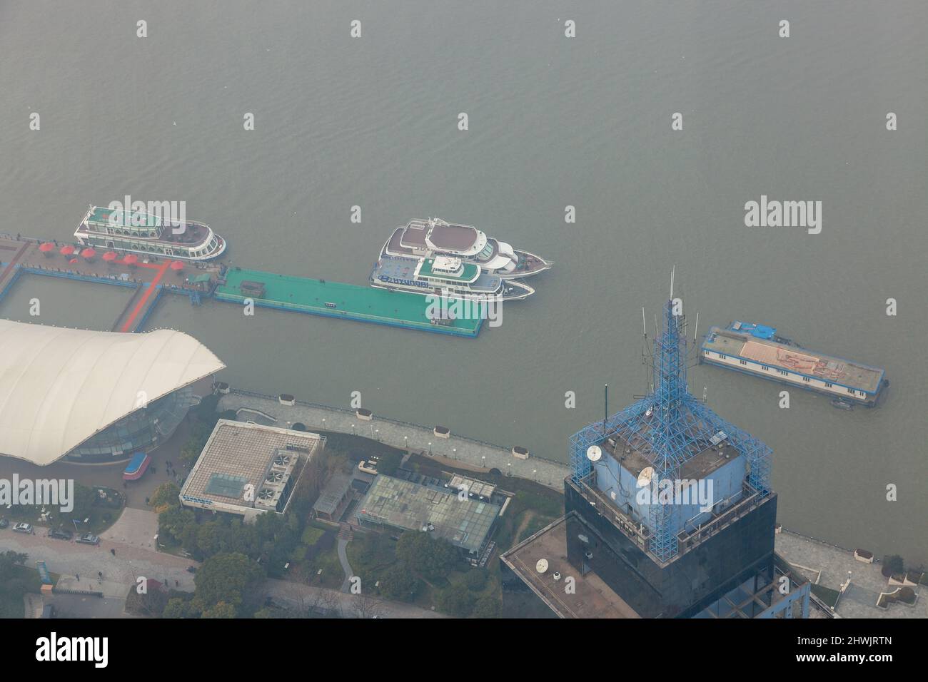 Vue aérienne du fleuve Huangpu, bateaux amarrés, temps brumeux. Shanghai, Chine Banque D'Images