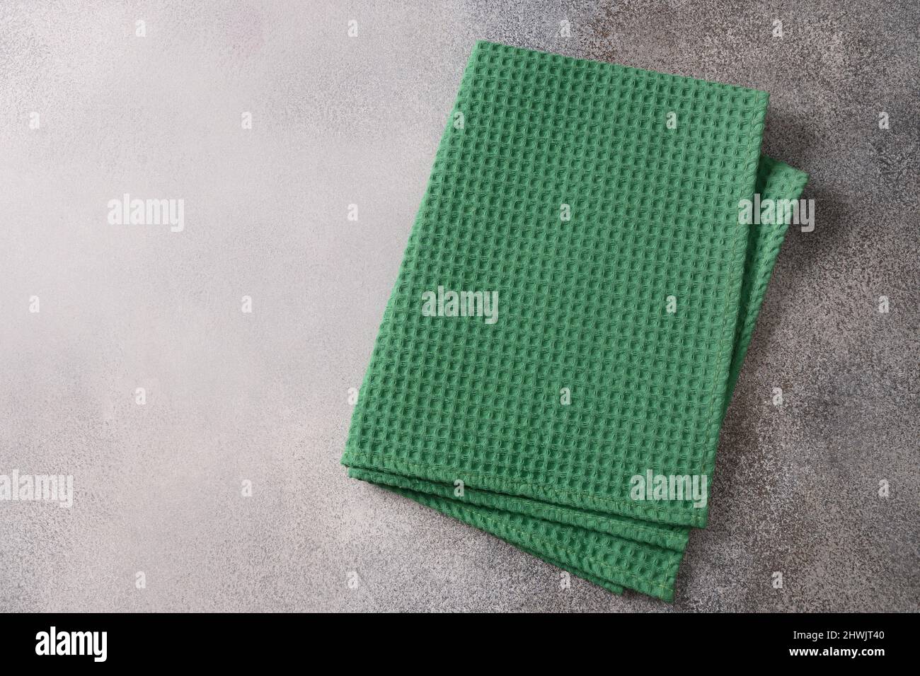 Serviette verte sur table grise. Faites une maquette pour votre menu ou votre recette. Dîner de la Saint-Patrick. Vue de dessus. Copier l'espace. Banque D'Images