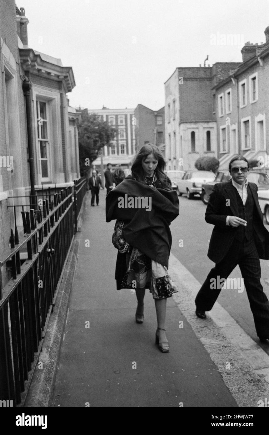 Le photographe de mode David Bailey se tenait sous caution pour le modèle Penelope Tree lorsqu'elle est apparue en détention provisoire à West London Magistrats court. Elle est accusée d'infractions liées à la drogue. 16th octobre 1972. Banque D'Images