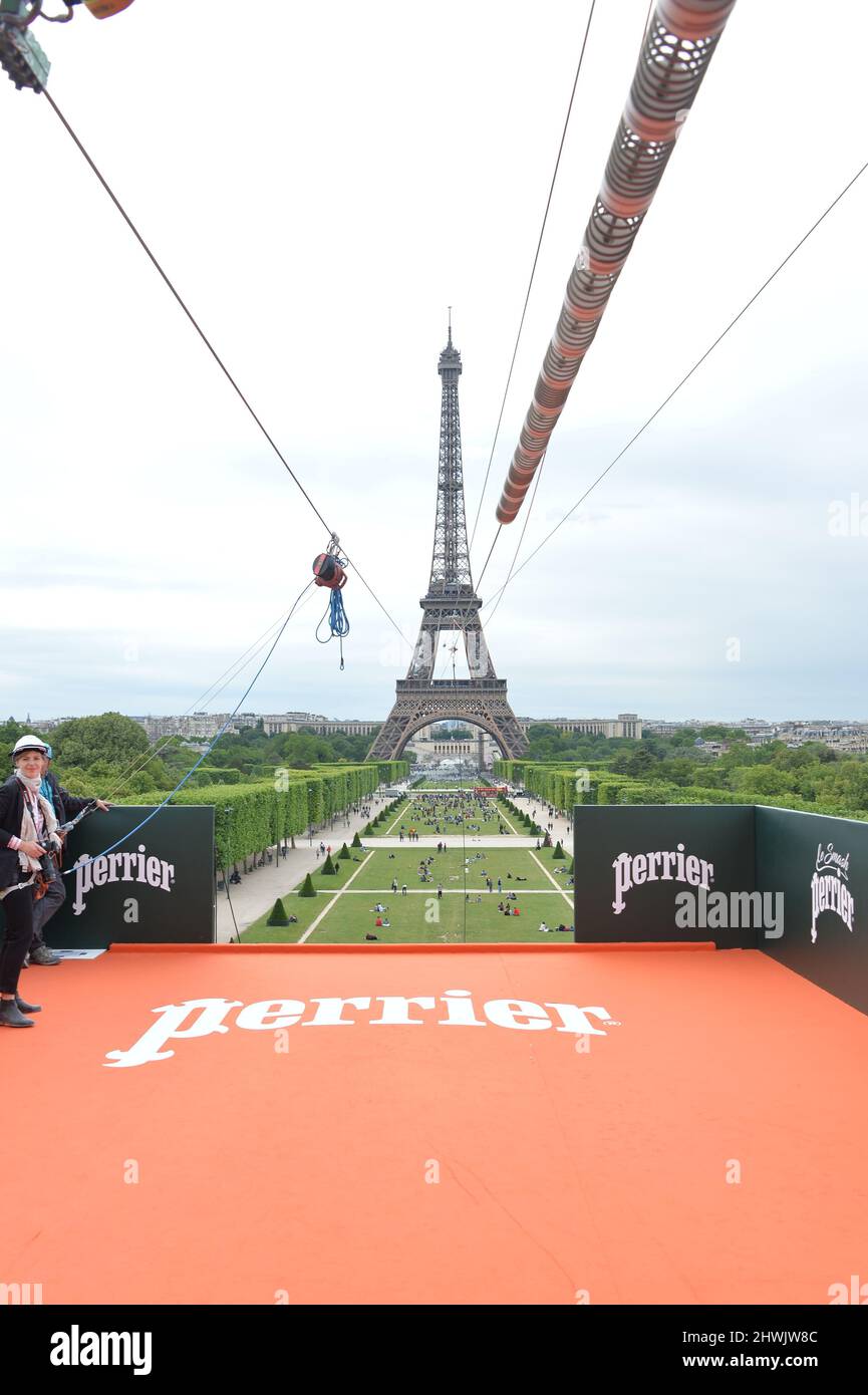 Tyrolienne depuis la Tour Eiffel avec l'eau Perrier à Paris Banque D'Images