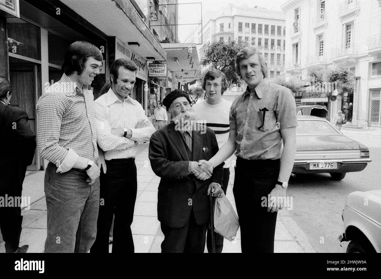 Les joueurs de Leeds United rencontrent un homme local avec une énorme moustache alors qu'ils se promonent dans la ville de Salonike avant leur match final de la coupe des champions de l'Europe de 1973 contre l'AC Milan au stade Kaftanzoglio à Thessalonique, en Grèce. Leeds a perdu 0-1 dans la finale à la suite de quelques décisions controversées par l'arbitre grec Christos Michée. 15th mai 1973. Banque D'Images