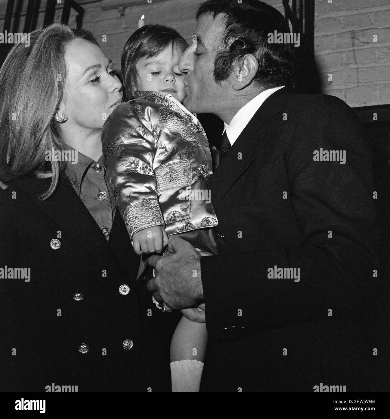 Le chanteur américain Tony Bennett à Londres avec sa femme Sandra et leur fille de 22 mois Joanna. Lors d'une conférence de presse à Londres aujourd'hui, Bennett a révélé qu'il s'était marié secrètement à New York mercredi dernier avant de venir à Londres pour enregistrer une série télévisée. 4th janvier 1972. Banque D'Images