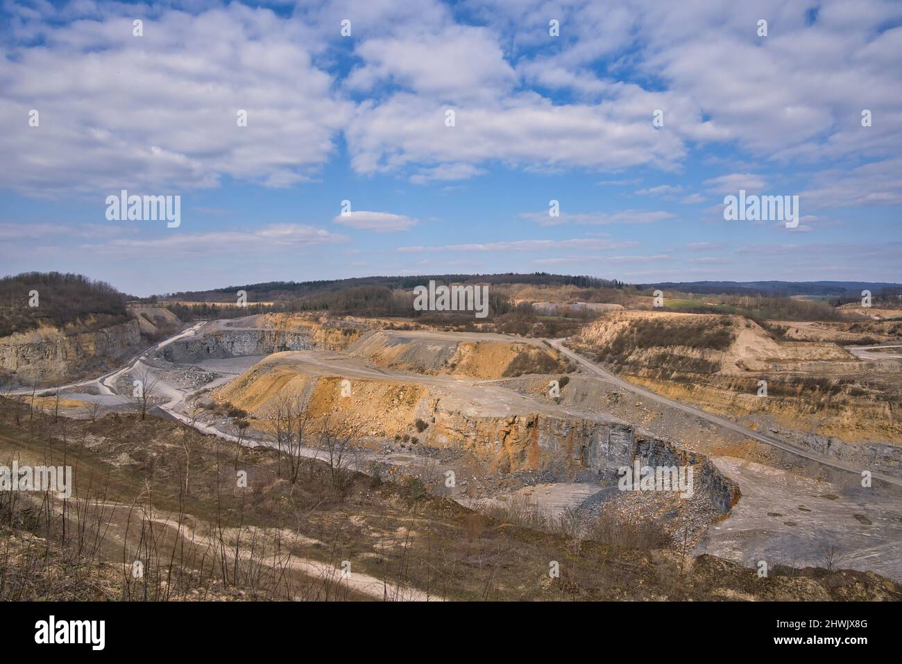 Paysage ensoleillé de fosse en pierre illuminée dans le sud de l'Allemagne avec ciel bleu et nuages Banque D'Images