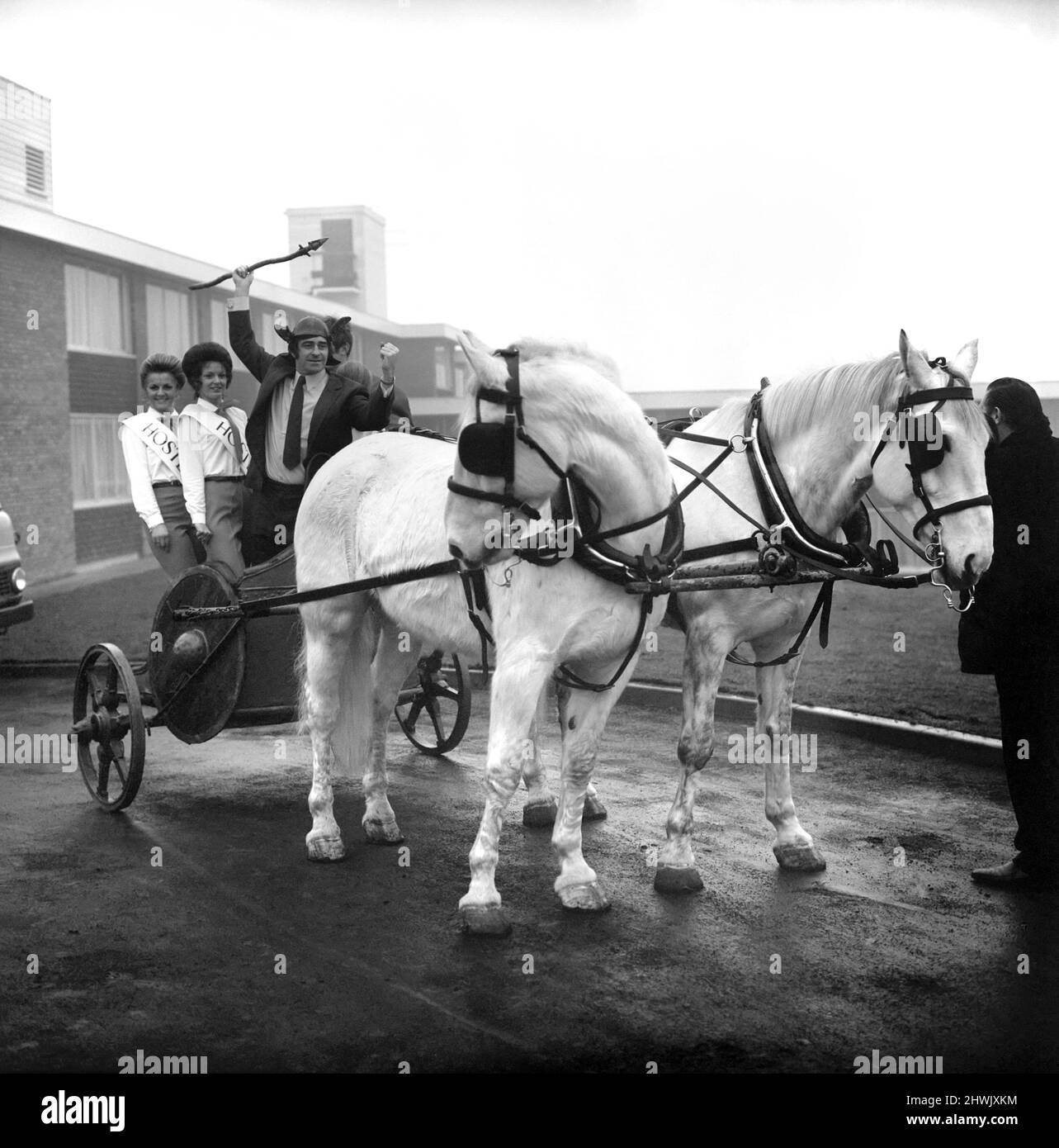 Freddie Trueman avec casque et lance saxons exhortant les chevaux et le char à partir. Freddie s'est rendu au nouvel hôtel Saxon Motor, Ainley Top, Huddersfield, pour participer à la cérémonie d'ouverture du pub. Janvier 1972 72-00100-001 Banque D'Images