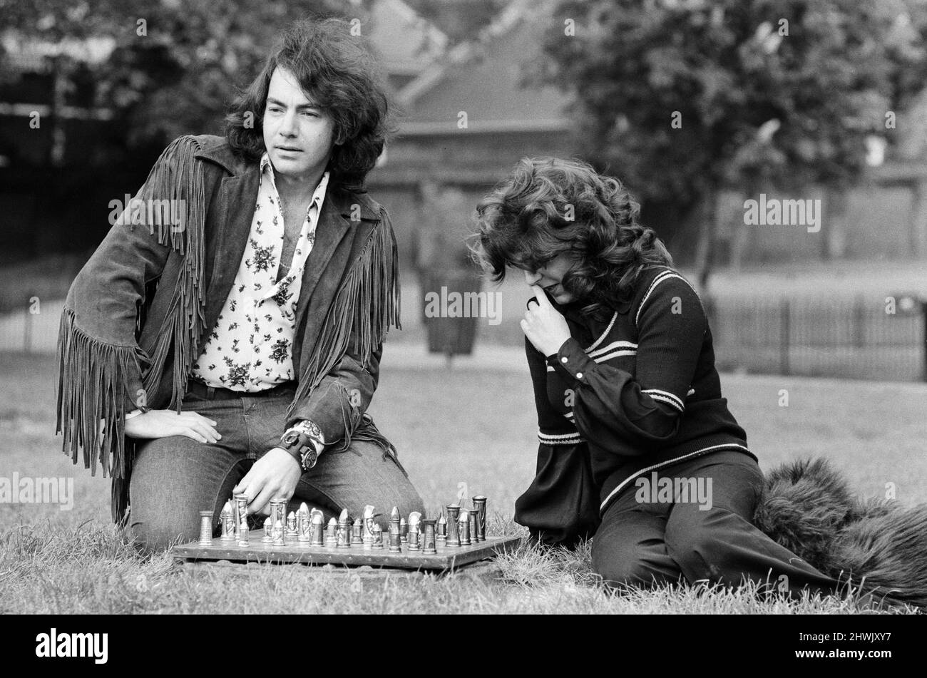 Neil Diamond, auteur-compositeur américain de premier plan, est en Grande-Bretagne pour une tournée européenne d'un mois qui ouvre ce samedi (27th mai) au Royal Albert Hall de Londres. En photo, il est présenté avec un jeu d'échecs par son club de fans et joué avec Joy Anderson dans les jardins de Kensington. 25th mai 1972. Banque D'Images