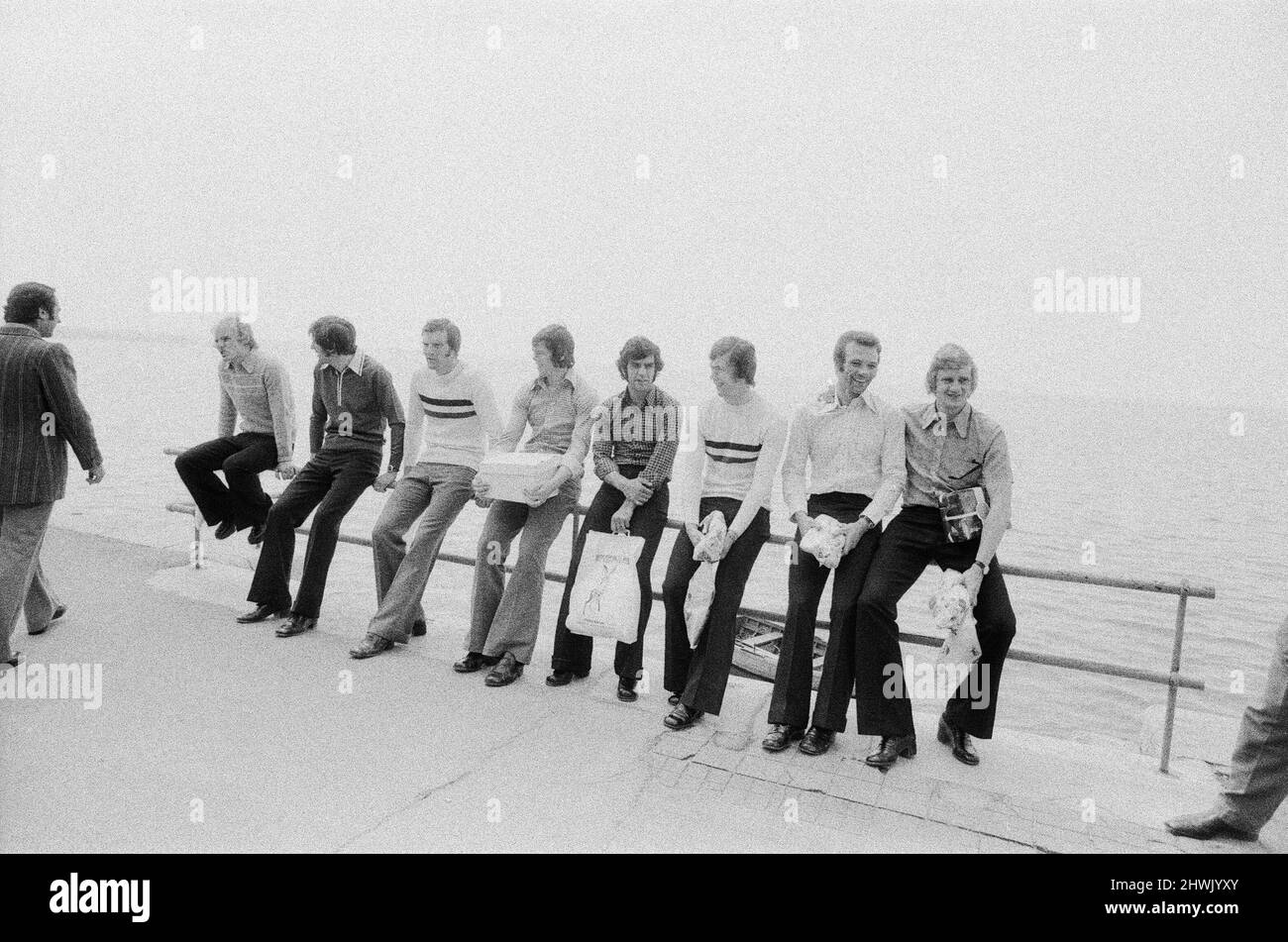 Les joueurs de Leeds United s'assoient sur une rampe sur la promenade pendant qu'ils se promoient dans la ville de Salonike avant leur match final de la coupe des champions de l'Europe 1973 contre l'AC Milan au stade Kaftanzoglio à Thessalonique, en Grèce. Leeds a perdu 0-1 dans la finale à la suite de quelques décisions controversées par l'arbitre grec Christos Michée. 15th mai 1973. Banque D'Images