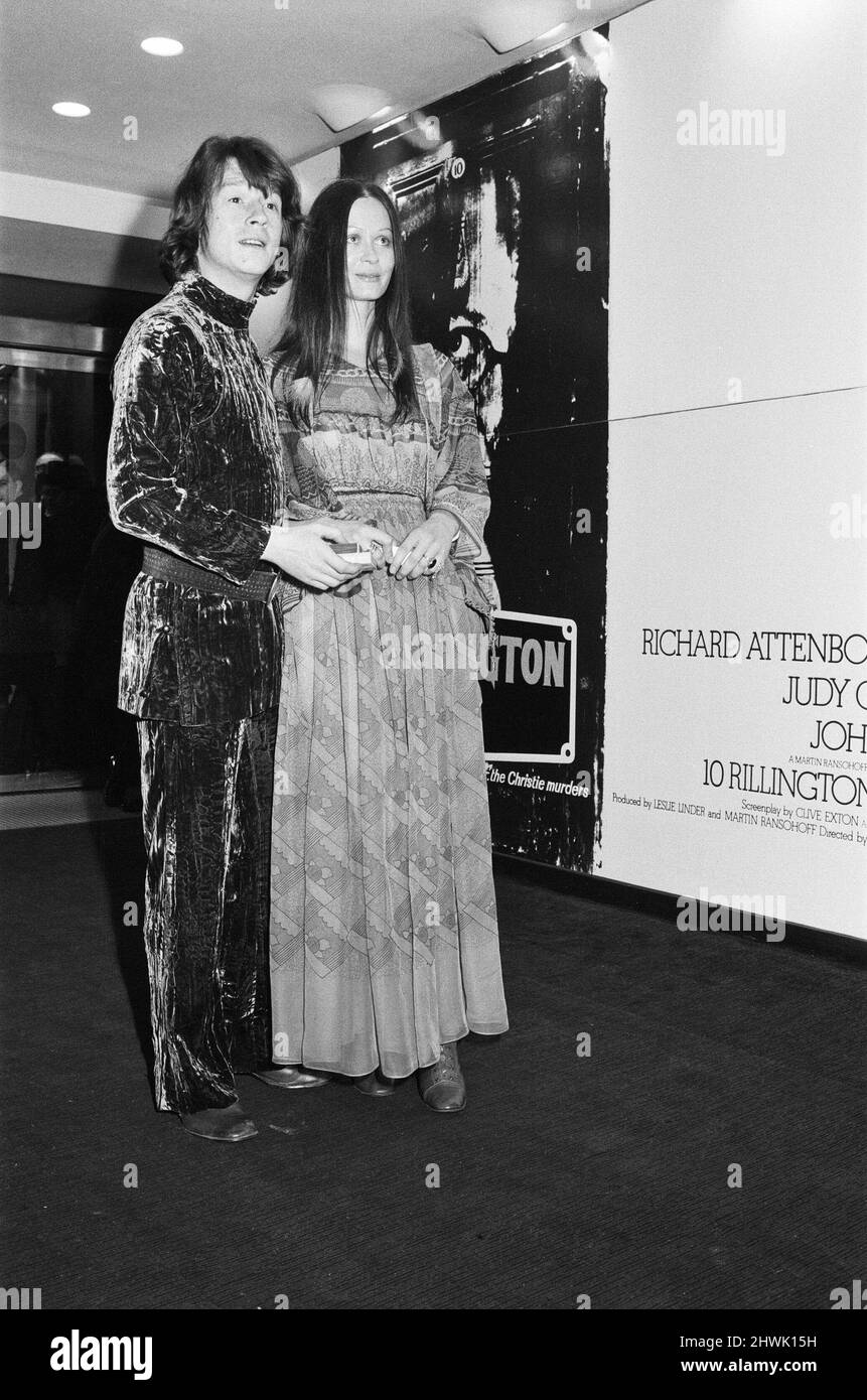 John Hurt et sa partenaire Marie-Lise Volpeliere-Pierrot arrivent pour la première du 10 Rillington place, au Columbia Theatre, Shaftsebury Avenue, Londres, W1. Dans le film, qui se déroule dans l'ouest de Londres du milieu à la fin de 1940s, John Hurt joue illettré Timothy Evans, qui sous le stress confesse à tort à un meurtre qu'il n'a pas commis, et se pend. Le film porte également Richard Attenborough comme le meurtre de John Christie, qui lui-même, est finalement pris et jugé. 10 Rillington place est une histoire vraie. Photo prise le 28th janvier 1971 Banque D'Images