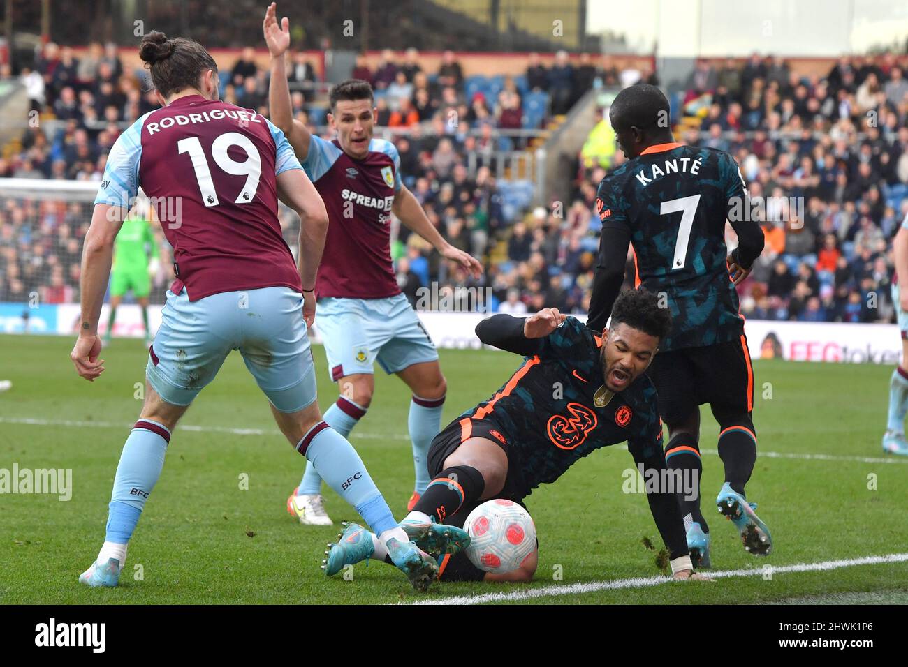 Reece James de Chelsea et Jay Rodriguez de Burnley se battent pour le ballon lors du match de la Premier League entre le Burnley FC et le Chelsea FC à Turf Moor, Burnley, au Royaume-Uni. Date de la photo: Samedi 5 mars 2022. Le crédit photo devrait se lire: Anthony Devlin Banque D'Images