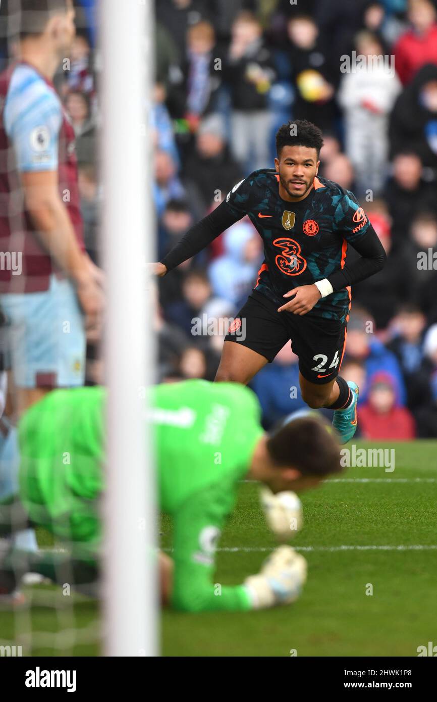 Le Reece James de Chelsea marque le premier but de son camp lors du match de la Premier League entre le Burnley FC et le Chelsea FC à Turf Moor, Burnley, au Royaume-Uni. Date de la photo: Samedi 5 mars 2022. Le crédit photo devrait se lire: Anthony Devlin Banque D'Images