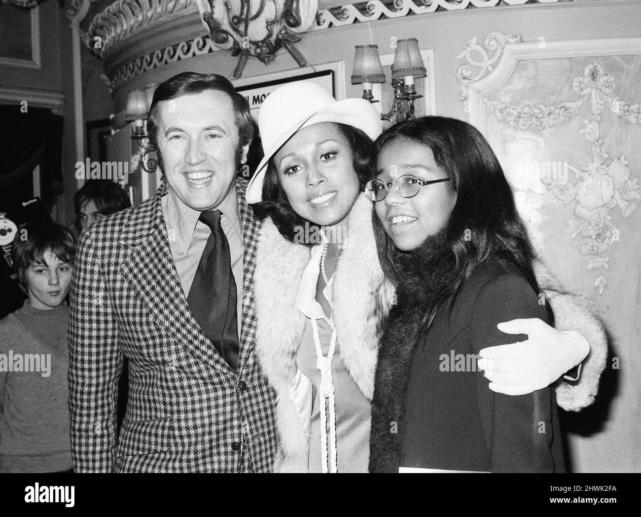 Diahann Carroll, chanteuse et actrice américaine, avec la fiancée David Frost, et sa fille Suzanne Kay, au spectacle de noël pour enfants, une fois, que David Frost présente, Londres, jeudi 28th décembre 1972. Banque D'Images