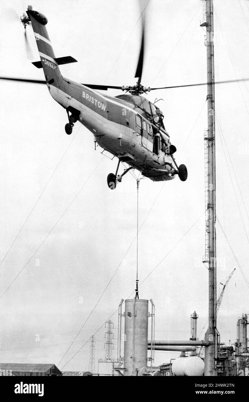 Un hélicoptère Wessex de Westland, exploité par Bristow, s'attaque à la tâche de soulever la pointe d'une pile de 352 pieds à l'usine de North Tees d'ici, près de Billingham. 23/09/1972 Banque D'Images