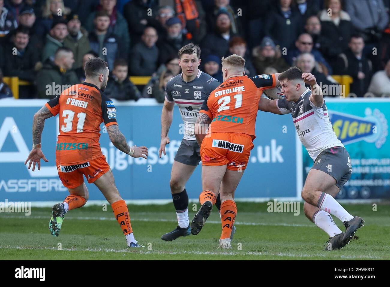 Castleford, Royaume-Uni. 06th mars 2022. Connor Wynne #23 de Hull FC va s'attaquer à Alex Sutcliffe #21 de Castleford Tigers à Castleford, Royaume-Uni le 3/6/2022. (Photo de James Heaton/News Images/Sipa USA) crédit: SIPA USA/Alay Live News Banque D'Images