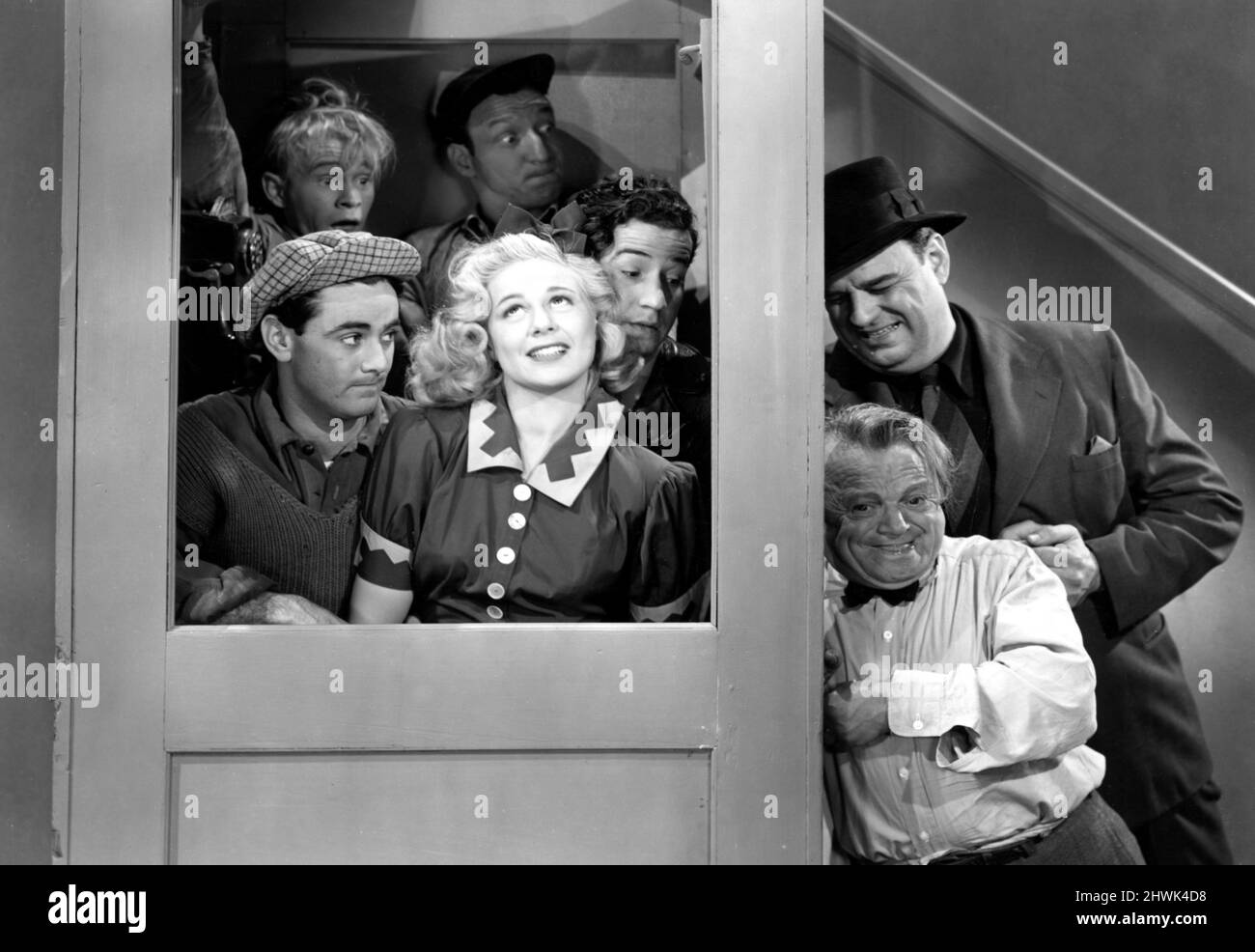 FRED ALDRICH, WILLIAM 'BILLY' BENOÎT, JUDY CLARK, BERNARD GORCEY, DAVID GORCEY, HUNTZ HALL & BOBBY JORDAN personnage(s) : Sally Turner film 'IN FAST COMPANY' (1946) réalisé par DEL Lord 22 juin 1946 AFG25334 Allstar Picture Library/MONOGRAMME PICTURES **AVERTISSEMENT**cette photographie est destinée à un usage éditorial exclusif et est le copyright des MONOGRAMMES ET/ou du photographe assigné par la Société de film ou de production et ne peut être reproduite que par des publications En conjonction avec la promotion du film ci-dessus. Un crédit obligatoire pour LES IMAGES DE MONOGRAMME est requis. Le photographe doit également être c Banque D'Images